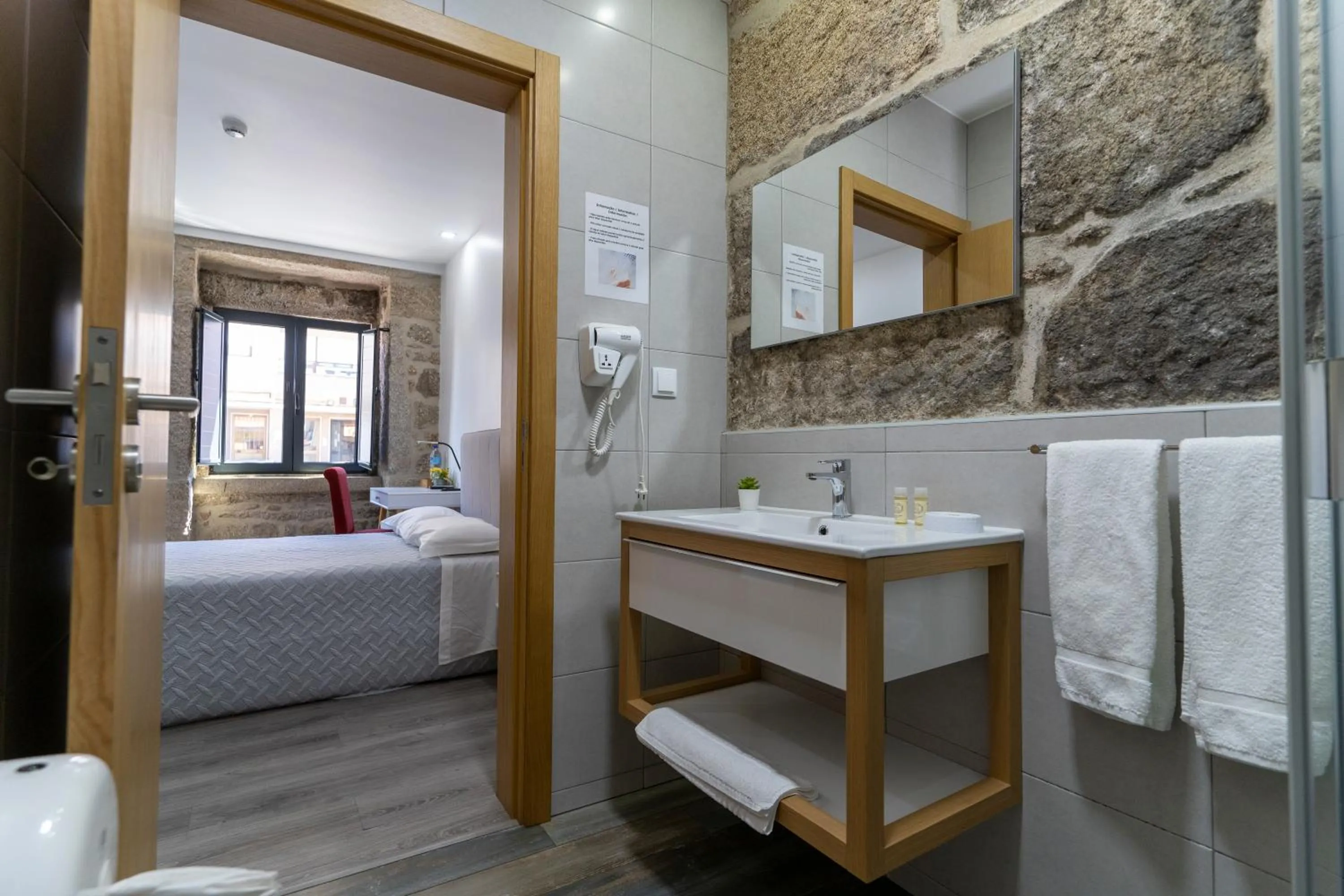 Bathroom, Bed in ALOJAMENTO GIRASSOL - Guest House - Quarto com casa de banho privativa
