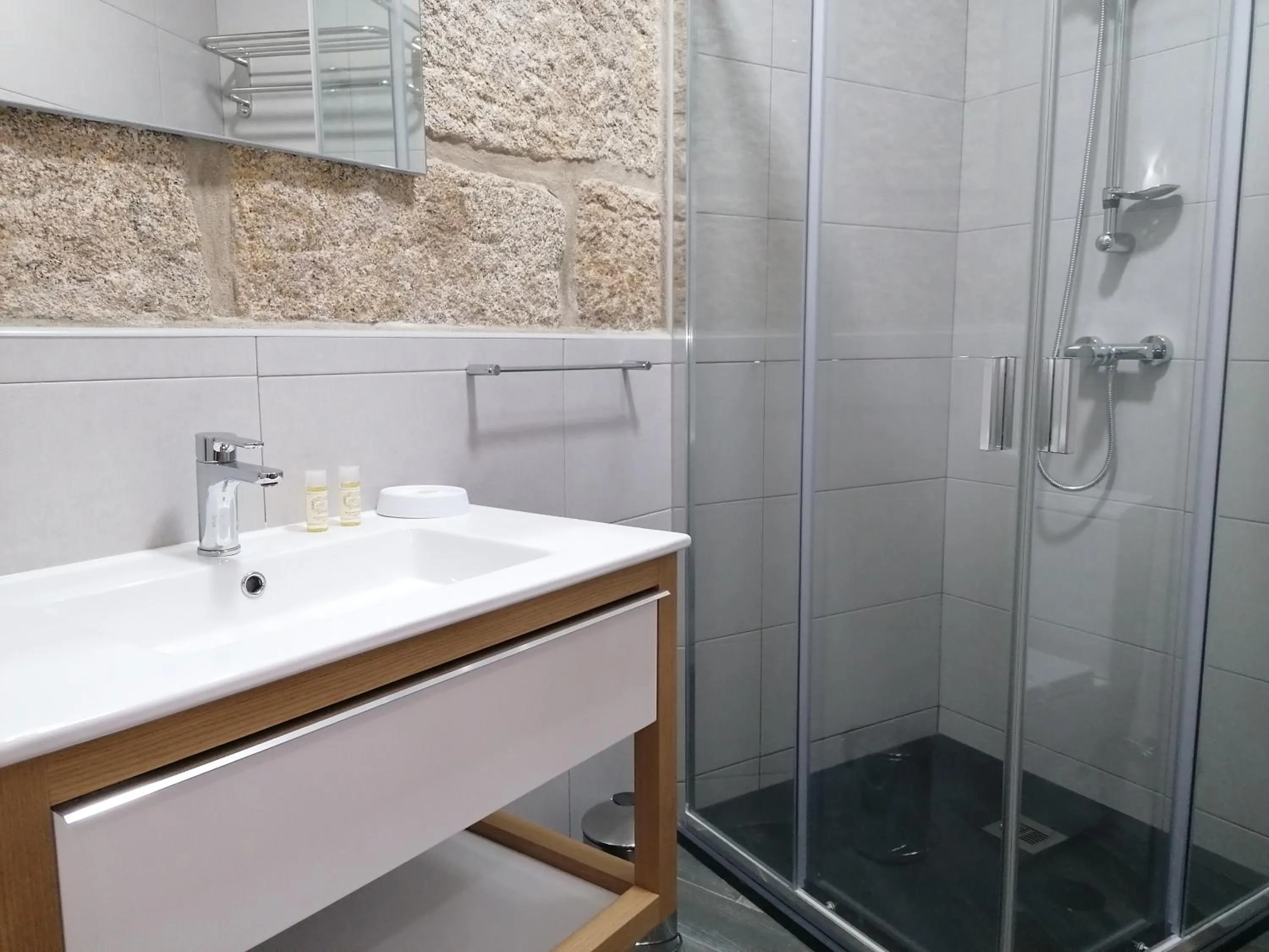 Bathroom in ALOJAMENTO GIRASSOL - Guest House - Quarto com casa de banho privativa
