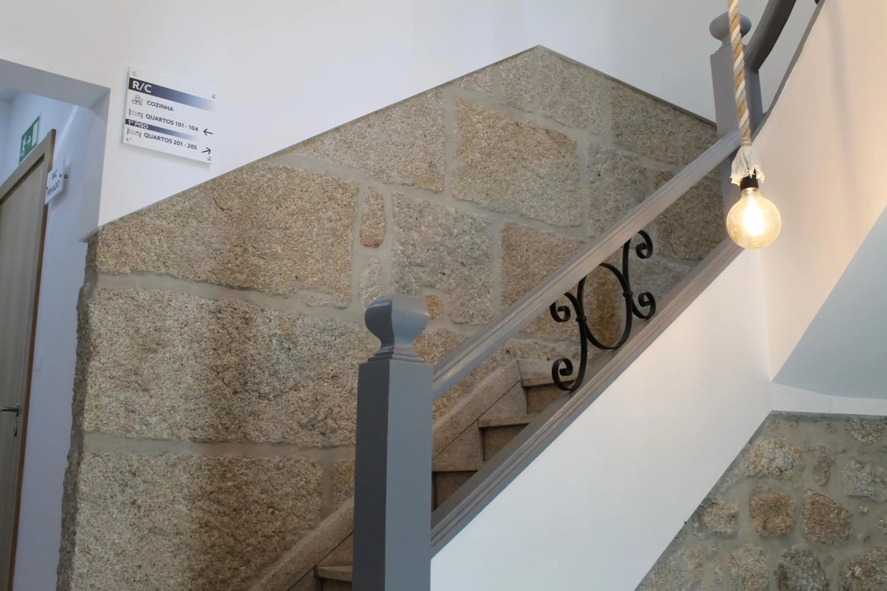 Property building in ALOJAMENTO GIRASSOL - Guest House - Quarto com casa de banho privativa