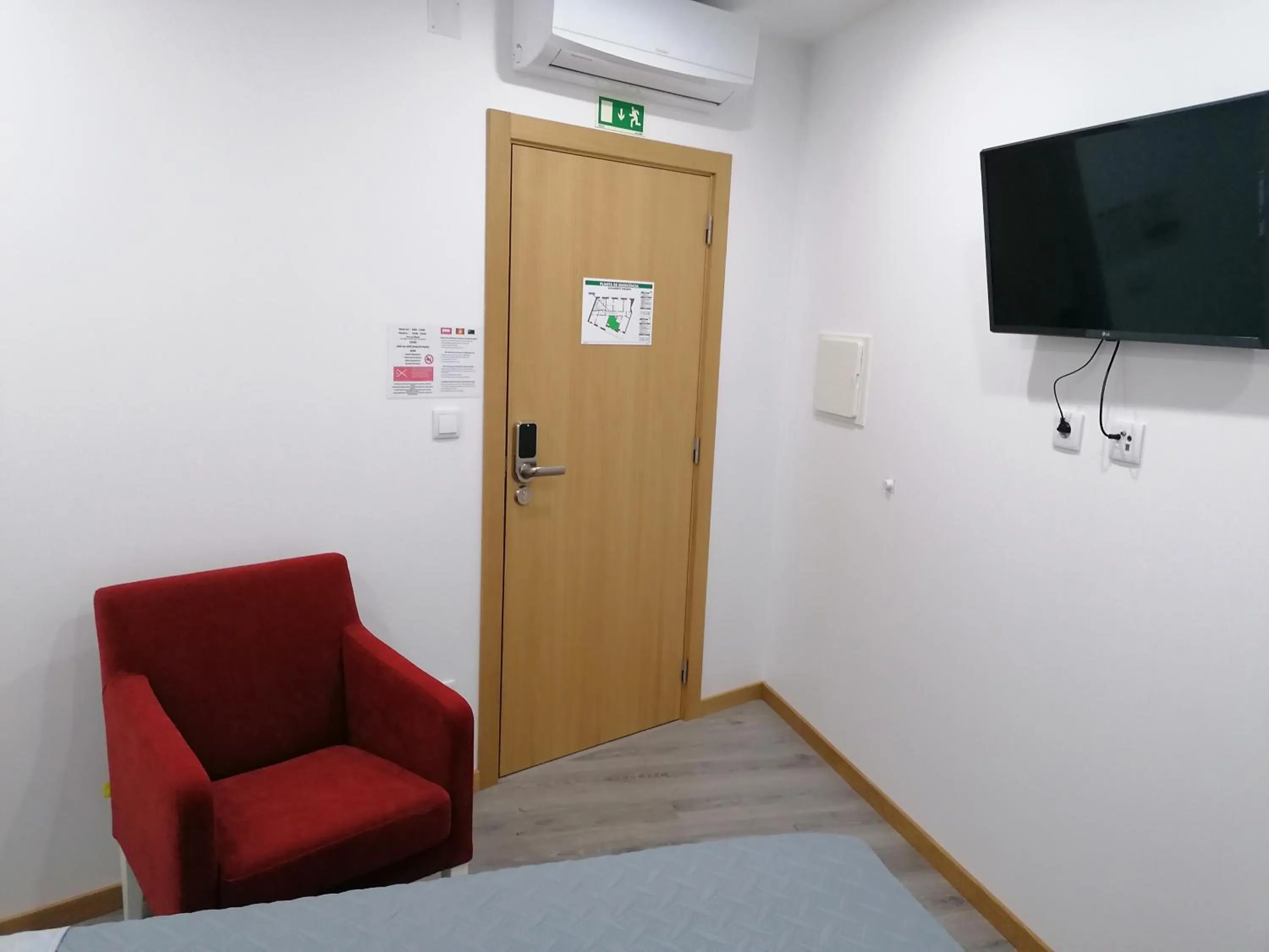 Bedroom in ALOJAMENTO GIRASSOL - Guest House - Quarto com casa de banho privativa