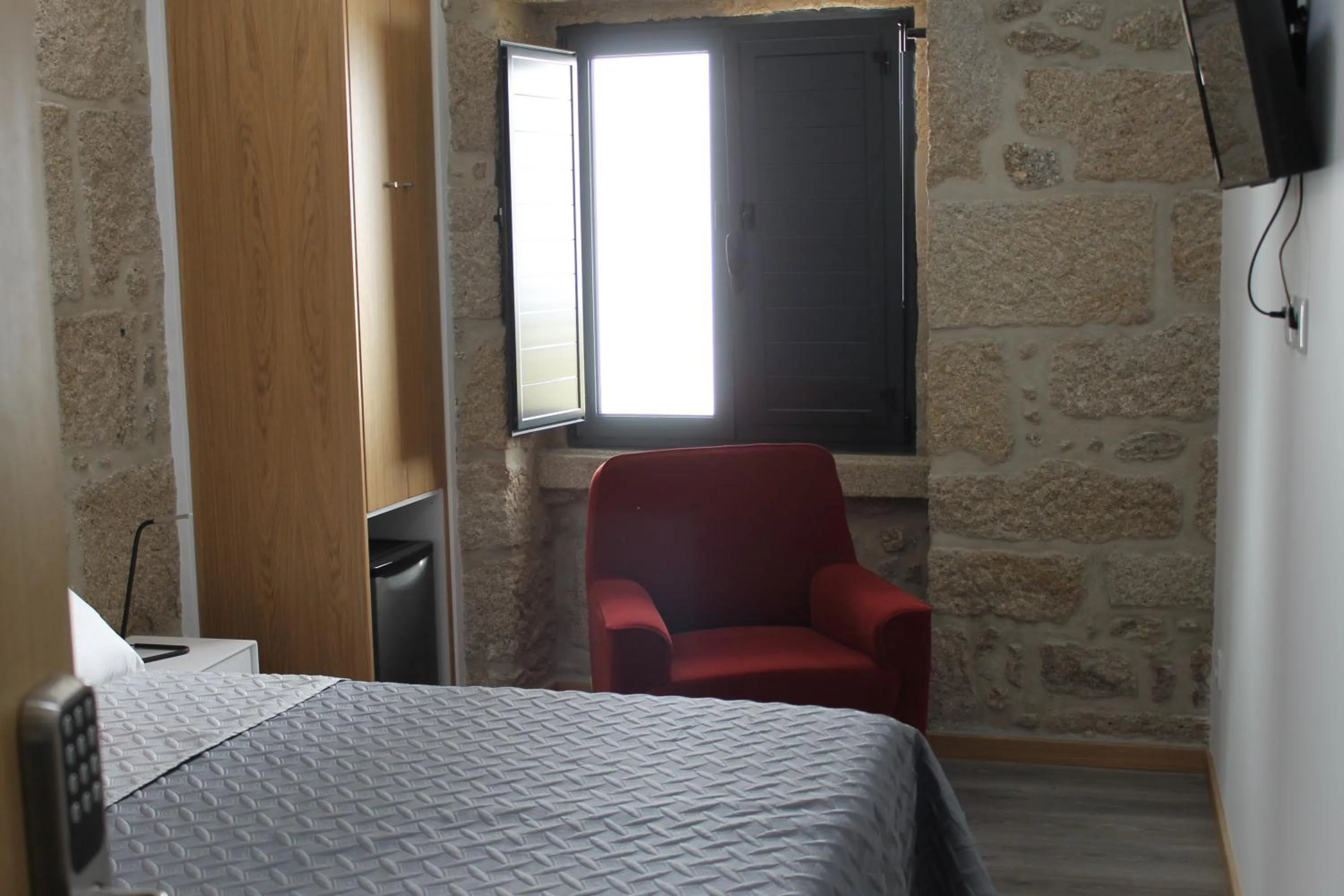 Bedroom, Bed in ALOJAMENTO GIRASSOL - Guest House - Quarto com casa de banho privativa