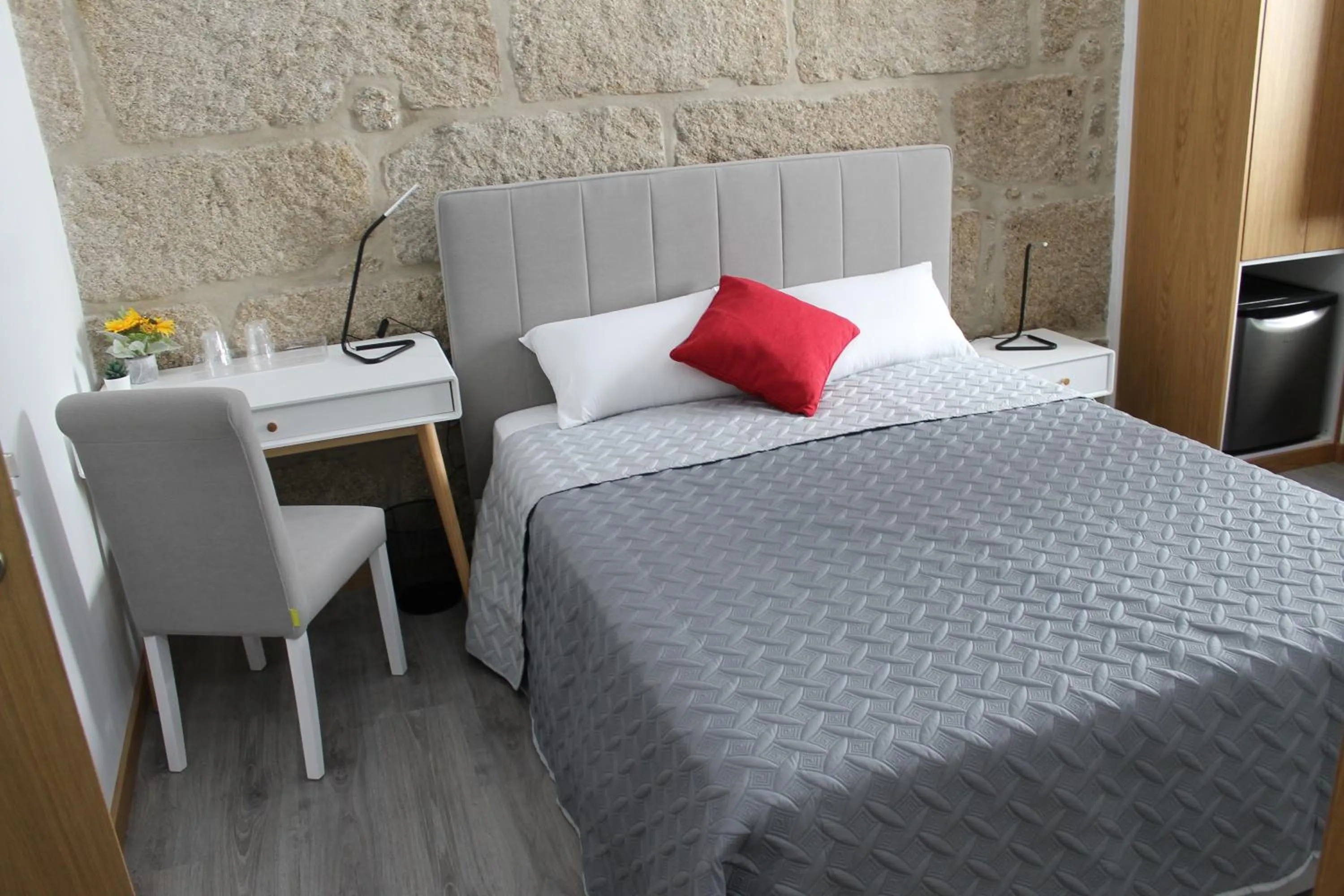 Bedroom, Bed in ALOJAMENTO GIRASSOL - Guest House - Quarto com casa de banho privativa