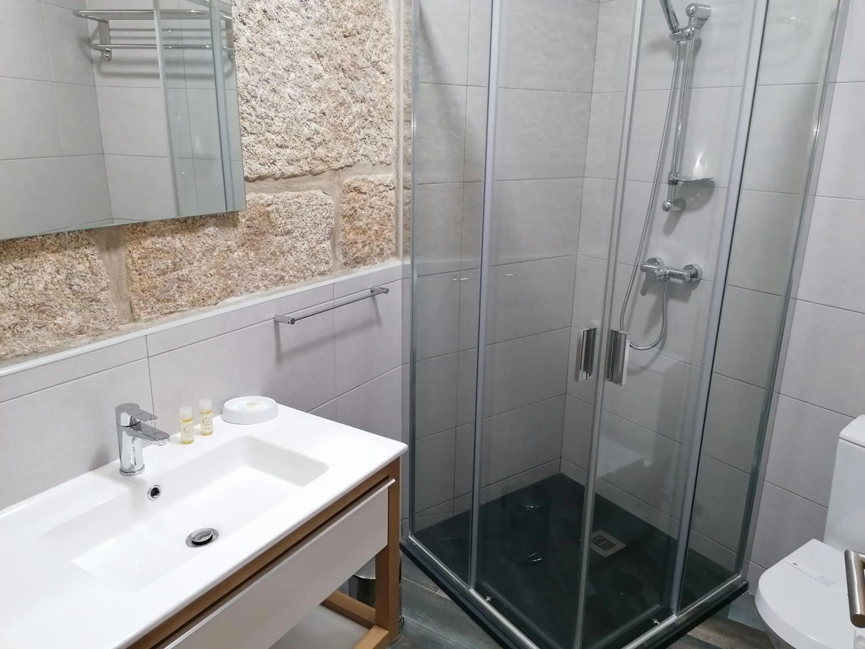 Bedroom in ALOJAMENTO GIRASSOL - Guest House - Quarto com casa de banho privativa