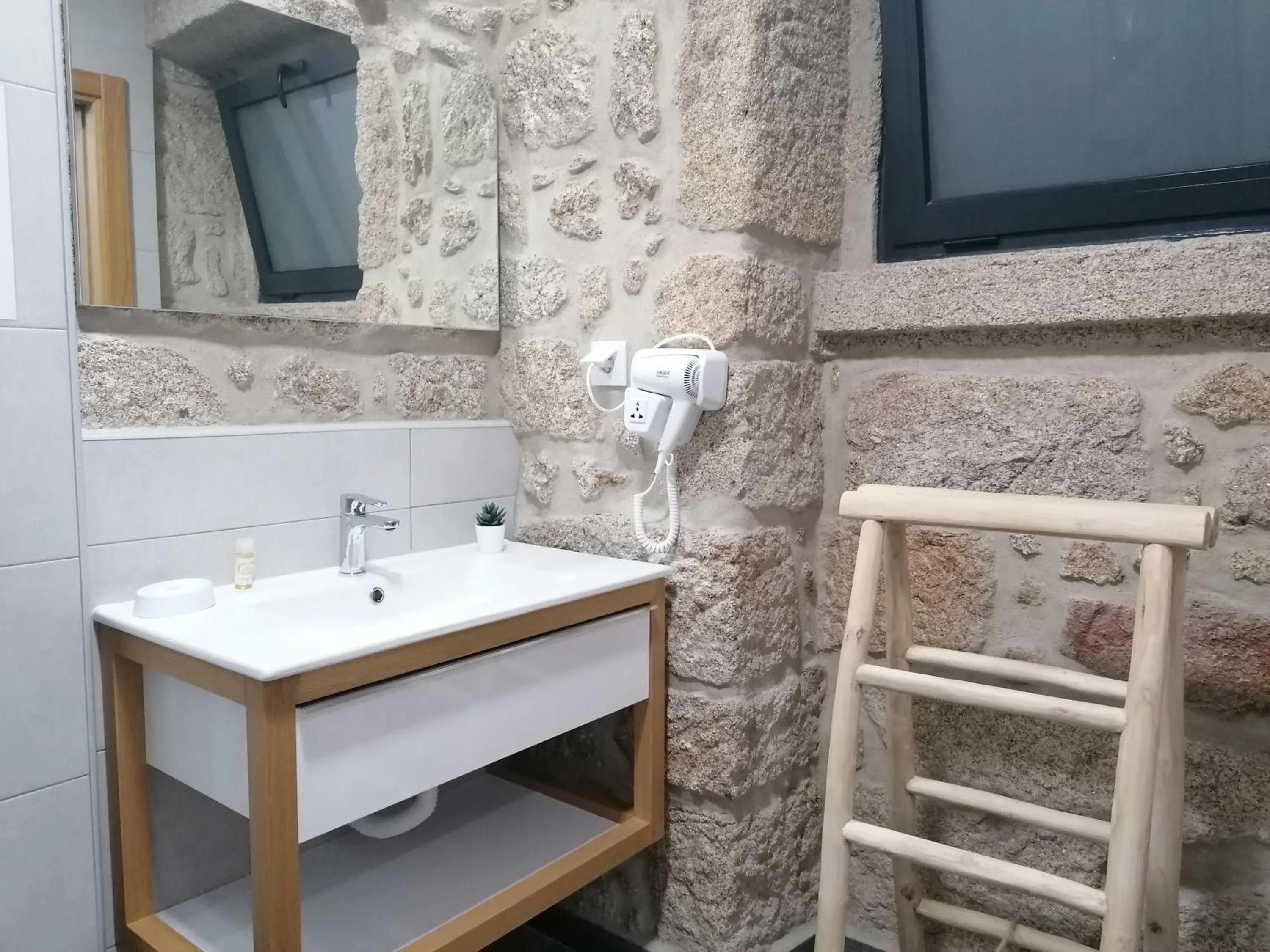 Bathroom in ALOJAMENTO GIRASSOL - Guest House - Quarto com casa de banho privativa