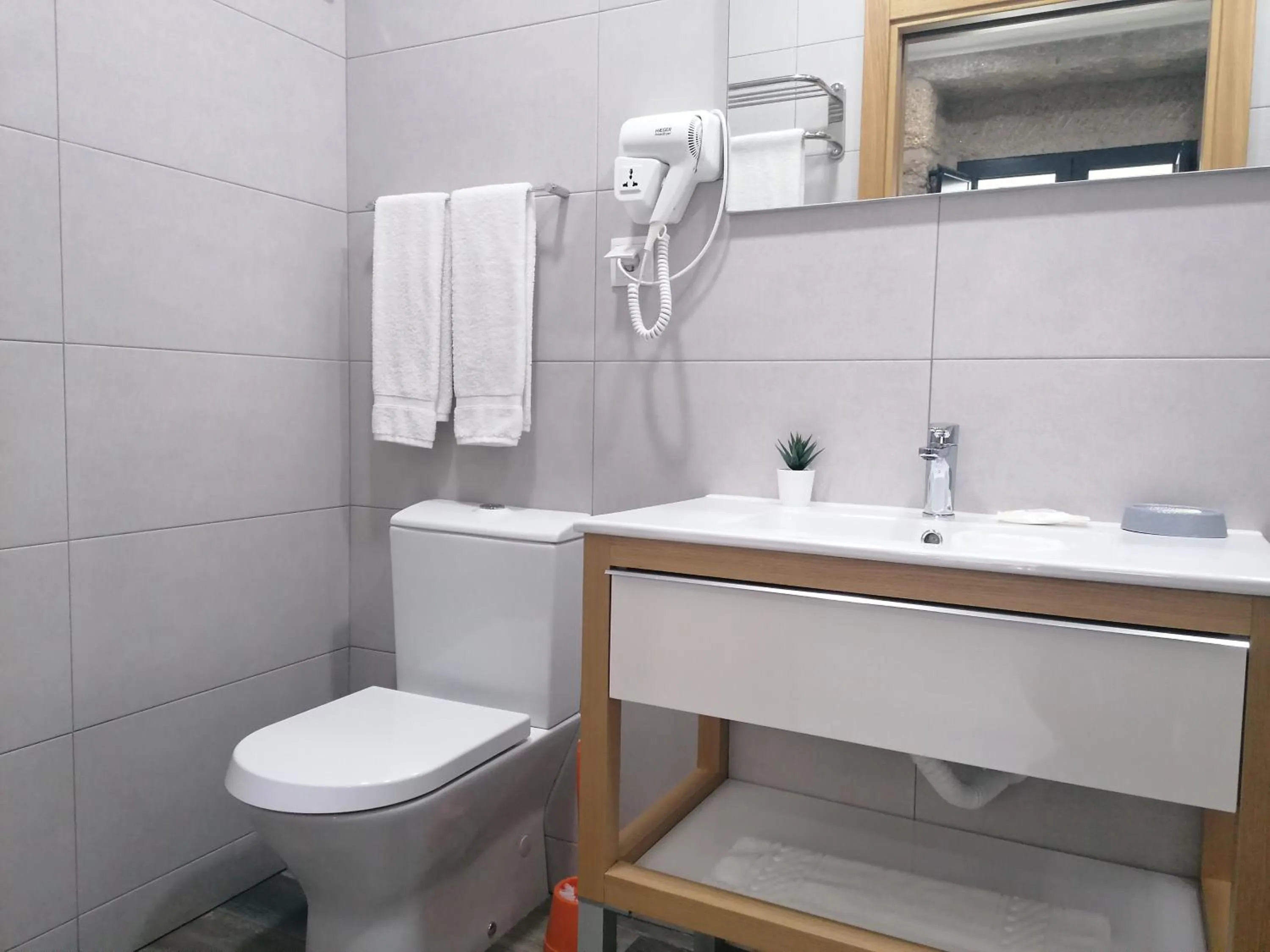 Bathroom in ALOJAMENTO GIRASSOL - Guest House - Quarto com casa de banho privativa