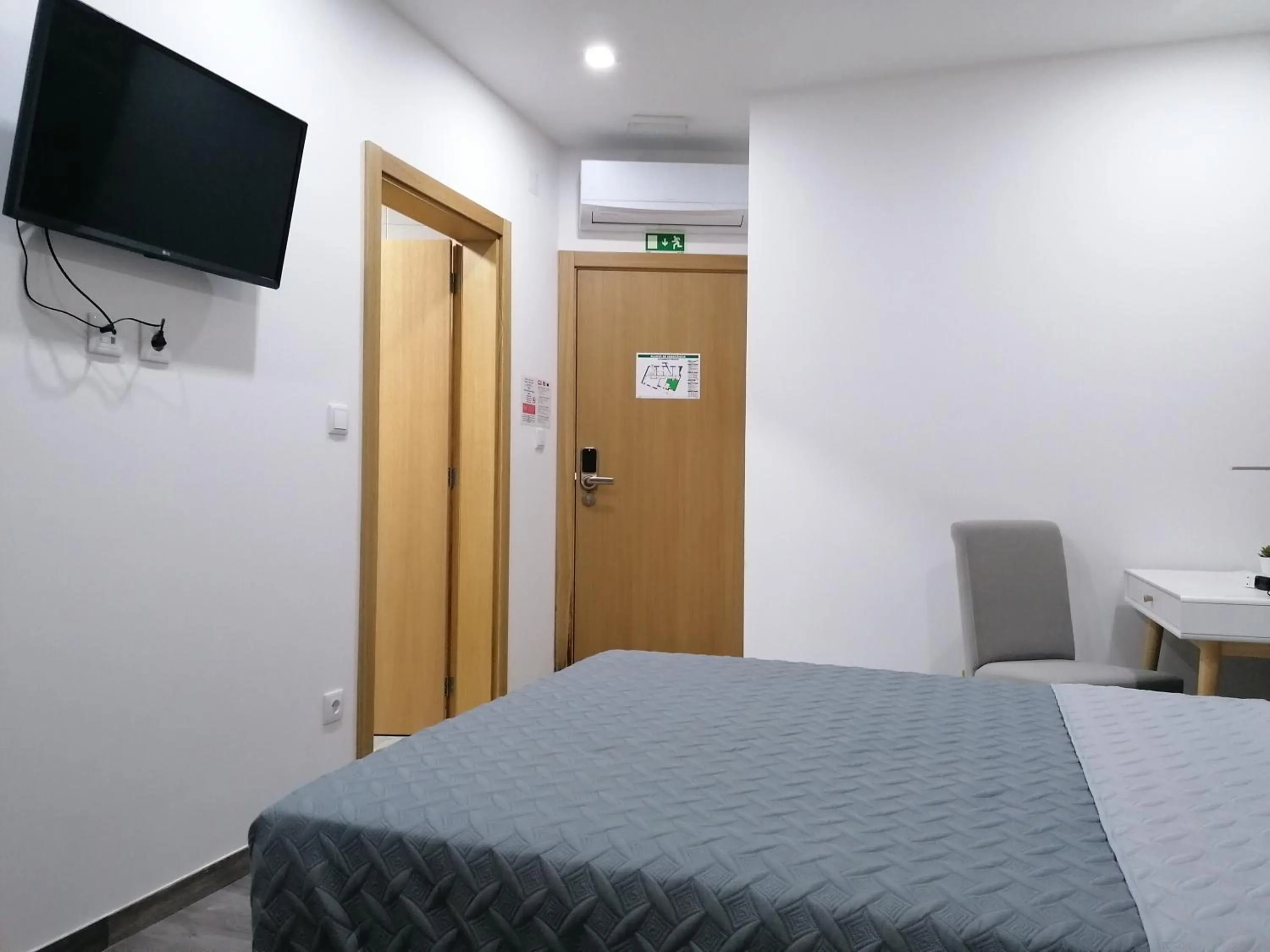 Bedroom, Bed in ALOJAMENTO GIRASSOL - Guest House - Quarto com casa de banho privativa