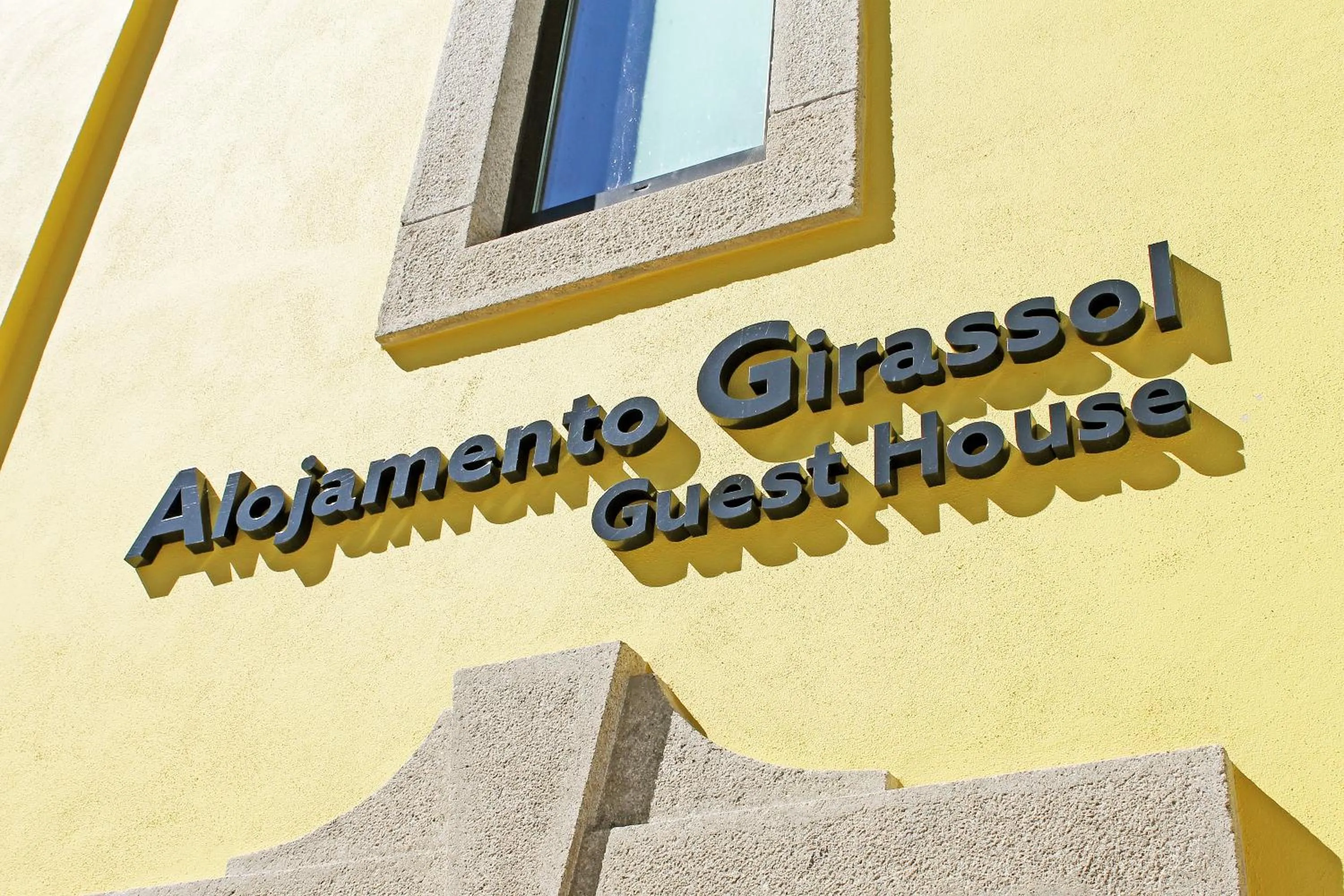 Property building in ALOJAMENTO GIRASSOL - Guest House - Quarto com casa de banho privativa