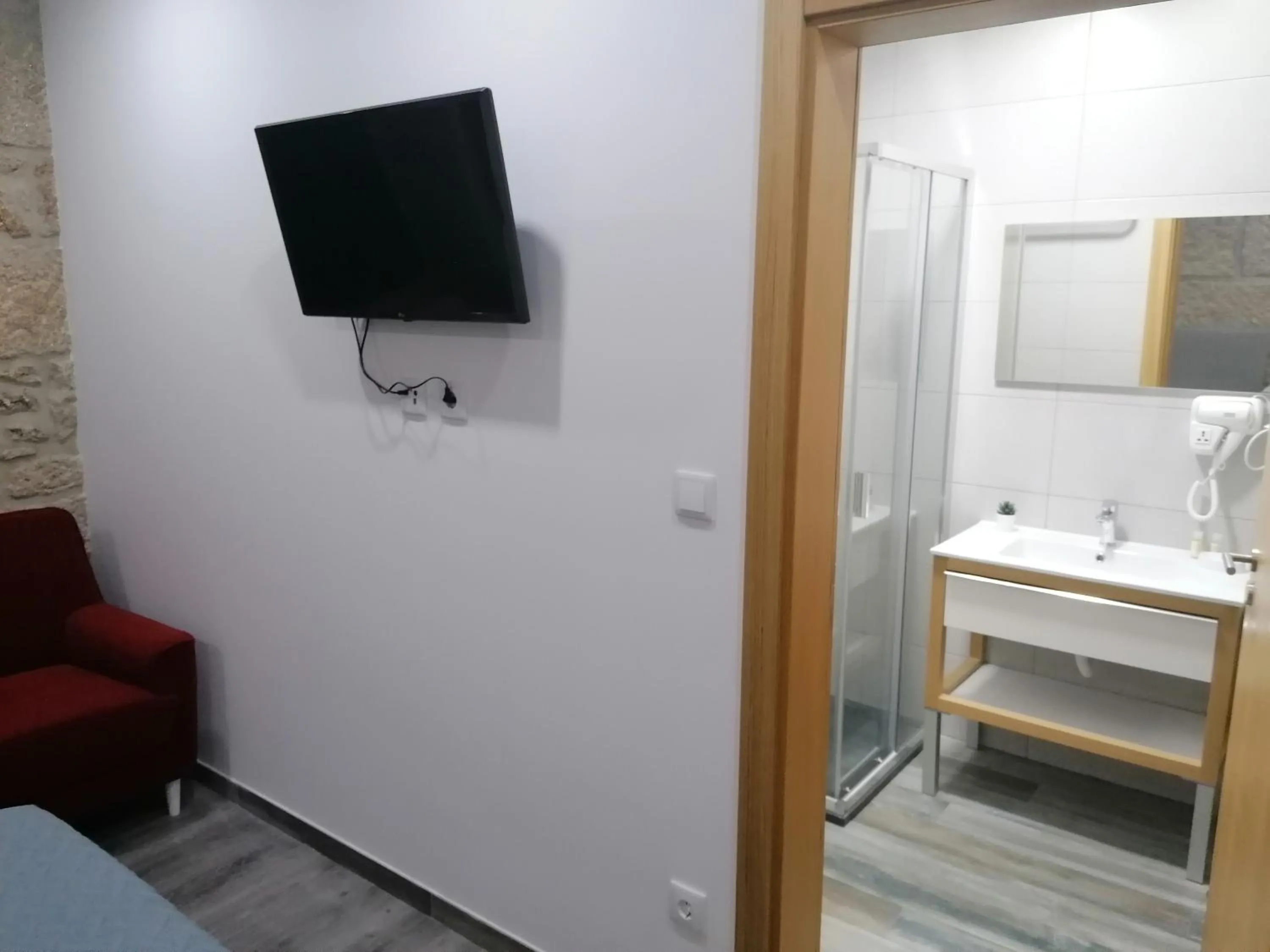 Bedroom in ALOJAMENTO GIRASSOL - Guest House - Quarto com casa de banho privativa