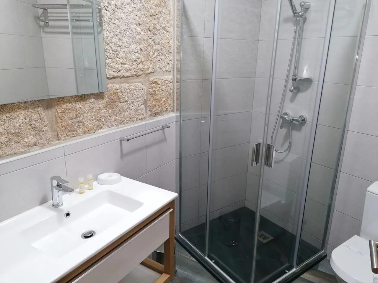 Bathroom in ALOJAMENTO GIRASSOL - Guest House - Quarto com casa de banho privativa