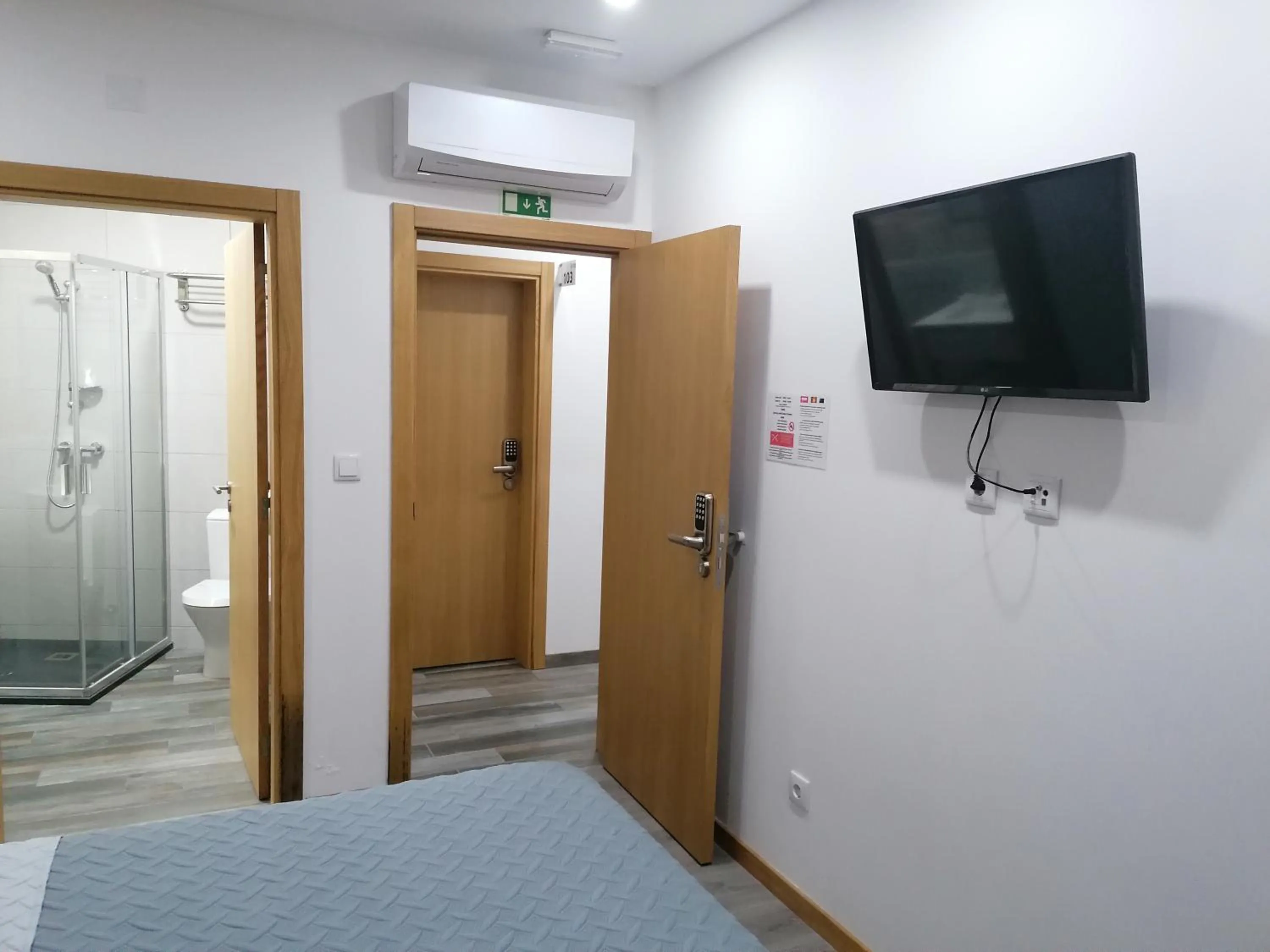 Bedroom, Bed in ALOJAMENTO GIRASSOL - Guest House - Quarto com casa de banho privativa