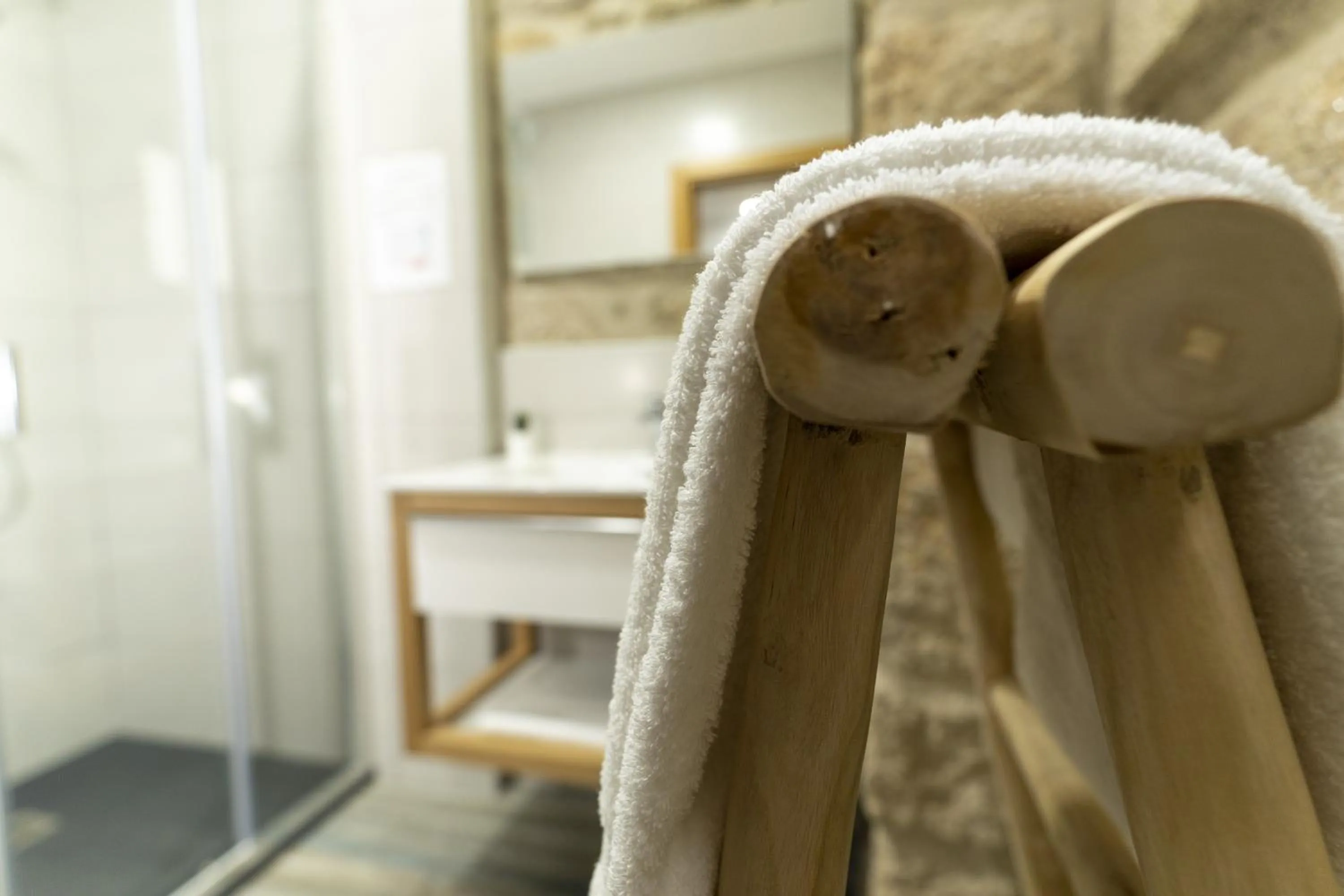 Bathroom in ALOJAMENTO GIRASSOL - Guest House - Quarto com casa de banho privativa