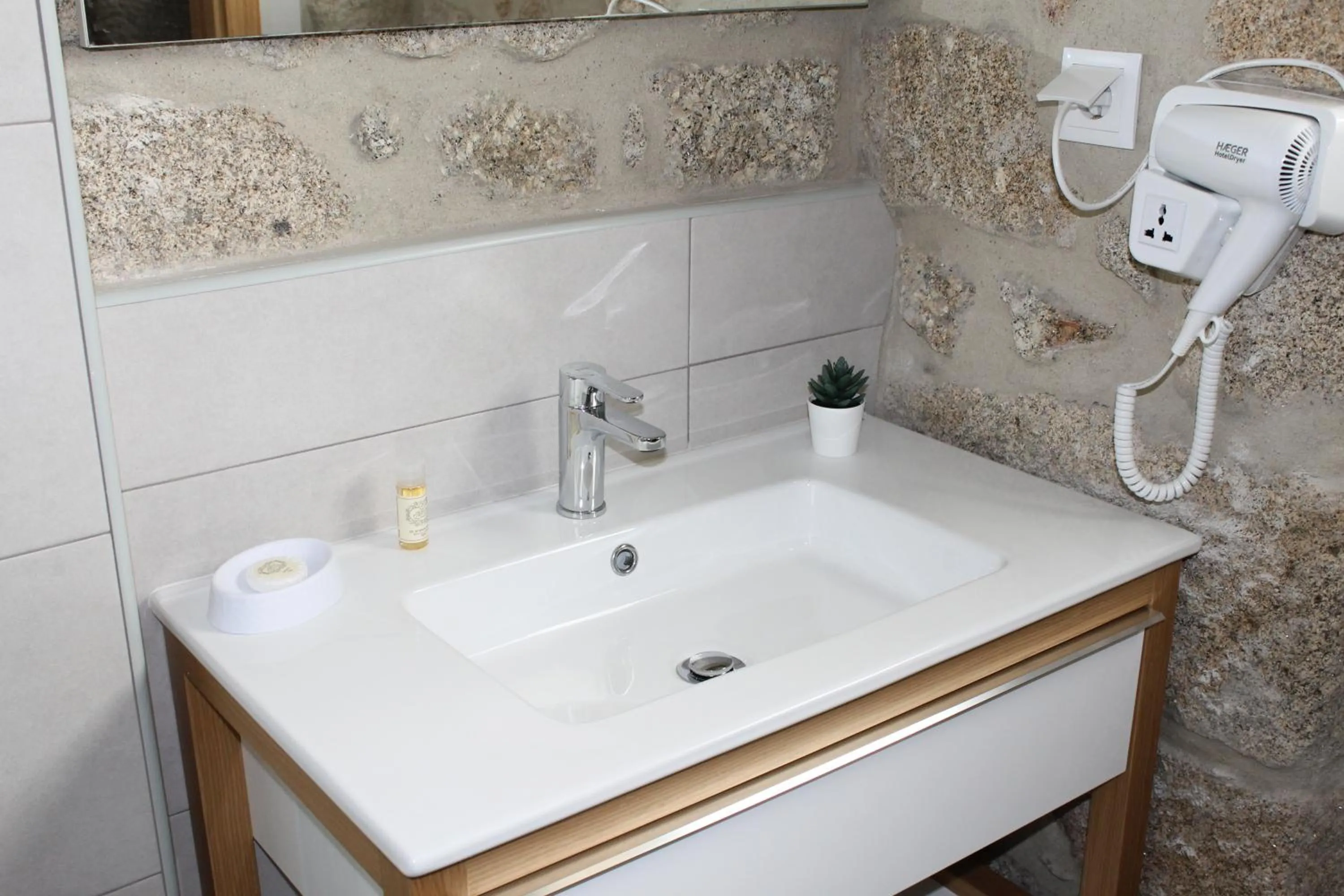 Bathroom in ALOJAMENTO GIRASSOL - Guest House - Quarto com casa de banho privativa