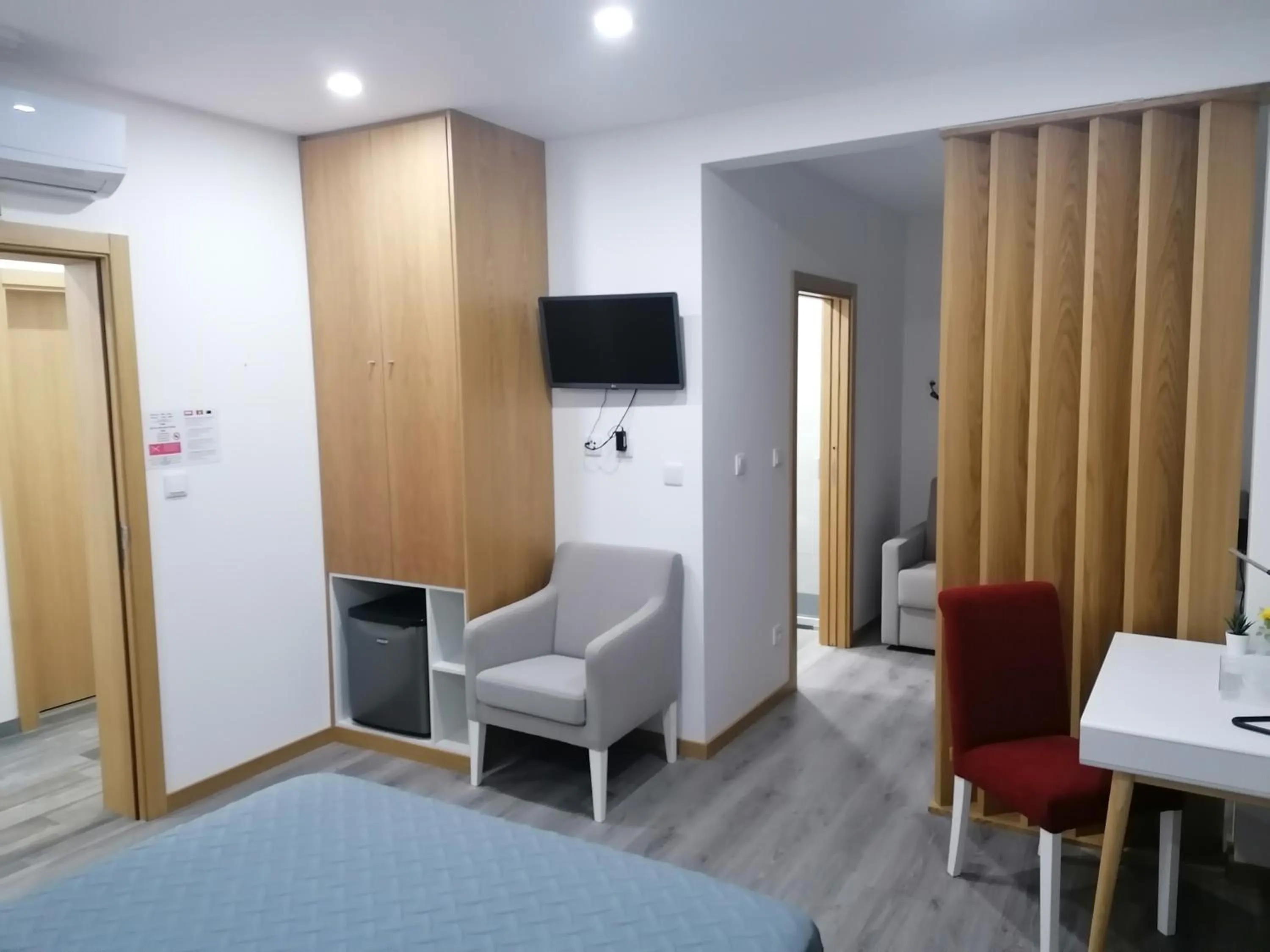 Bedroom, Bed in ALOJAMENTO GIRASSOL - Guest House - Quarto com casa de banho privativa