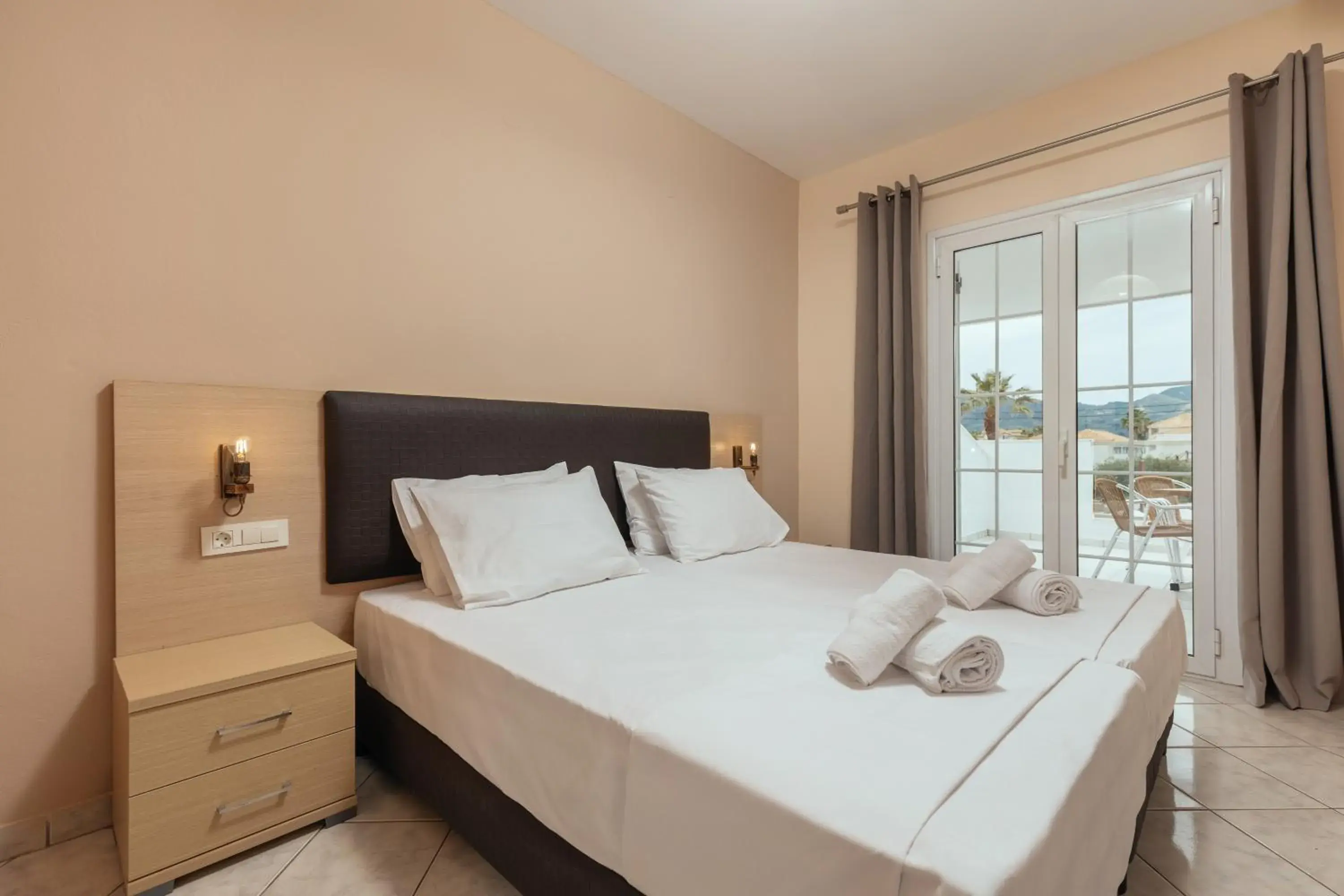 Standard Quadruple Room in Yakinthos Hotel Standard Quadruple Room in Yakinthos Hotel