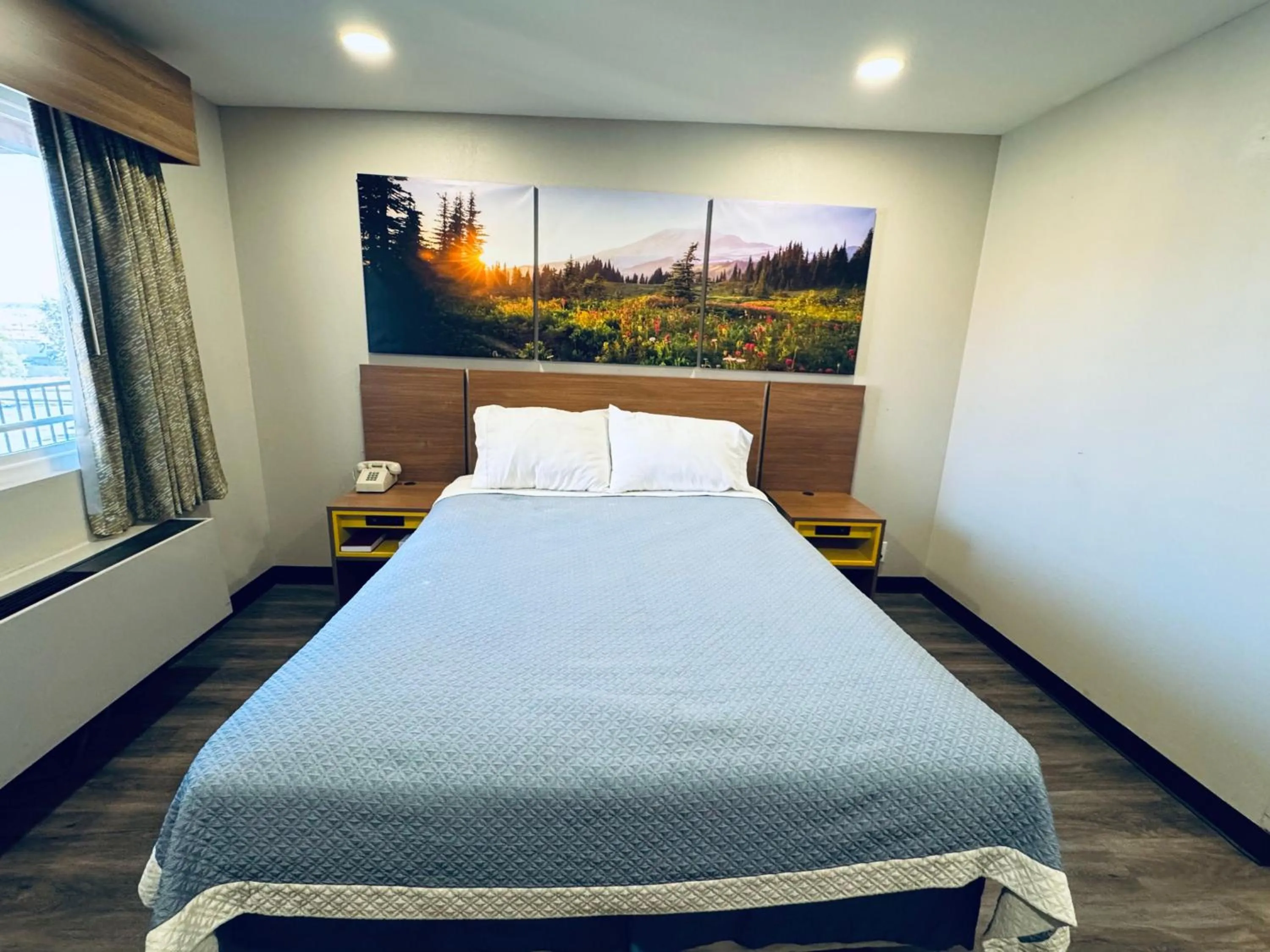 Bed in Days Inn by Wyndham Barstow