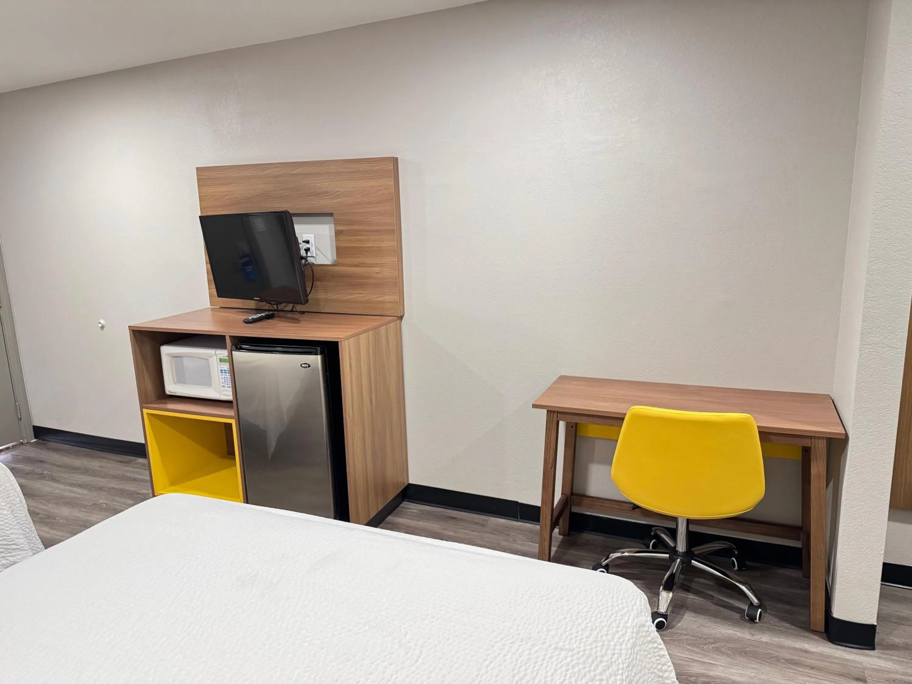 TV and multimedia, Bed in Days Inn by Wyndham Barstow