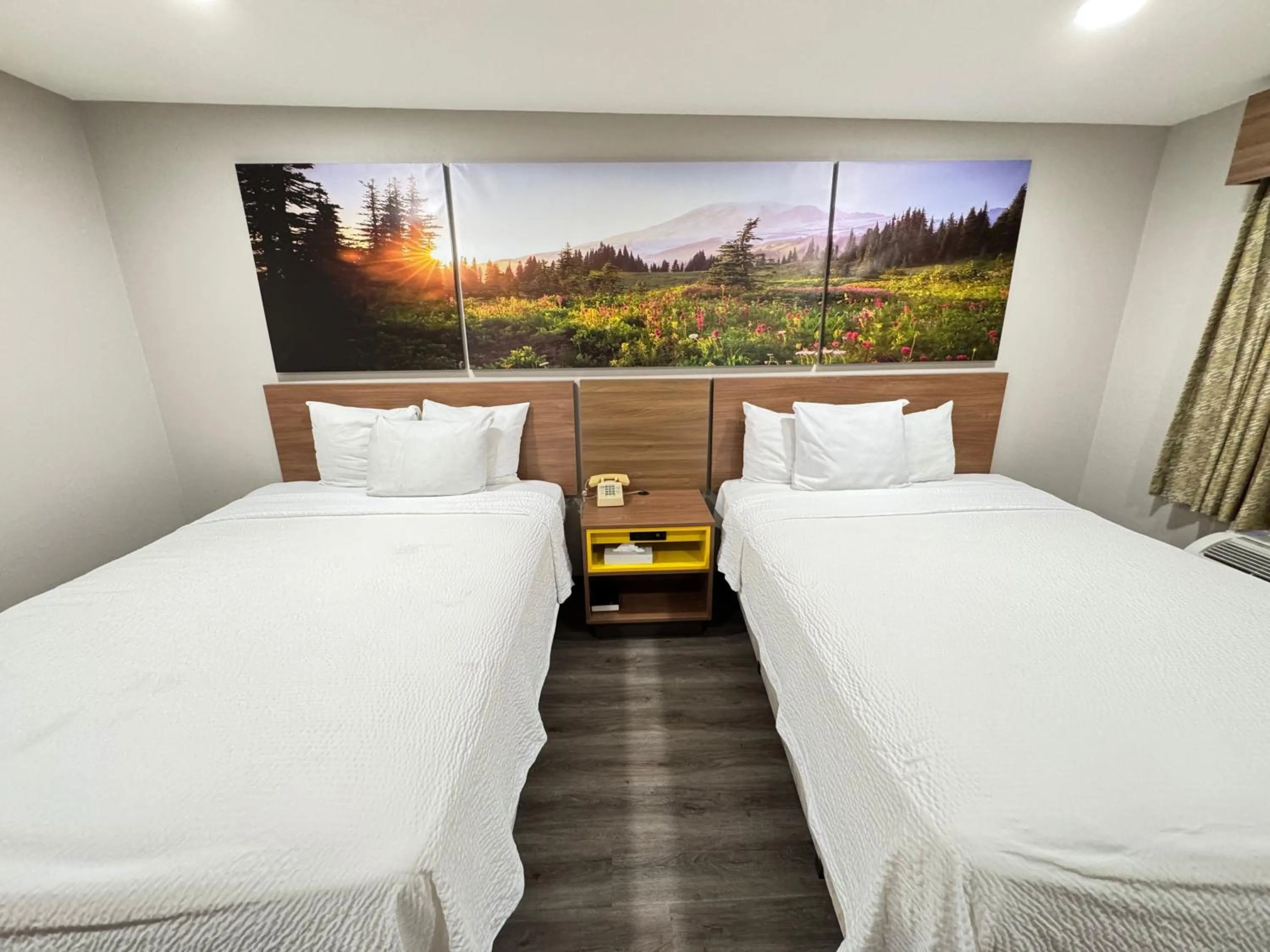 Bed in Days Inn by Wyndham Barstow