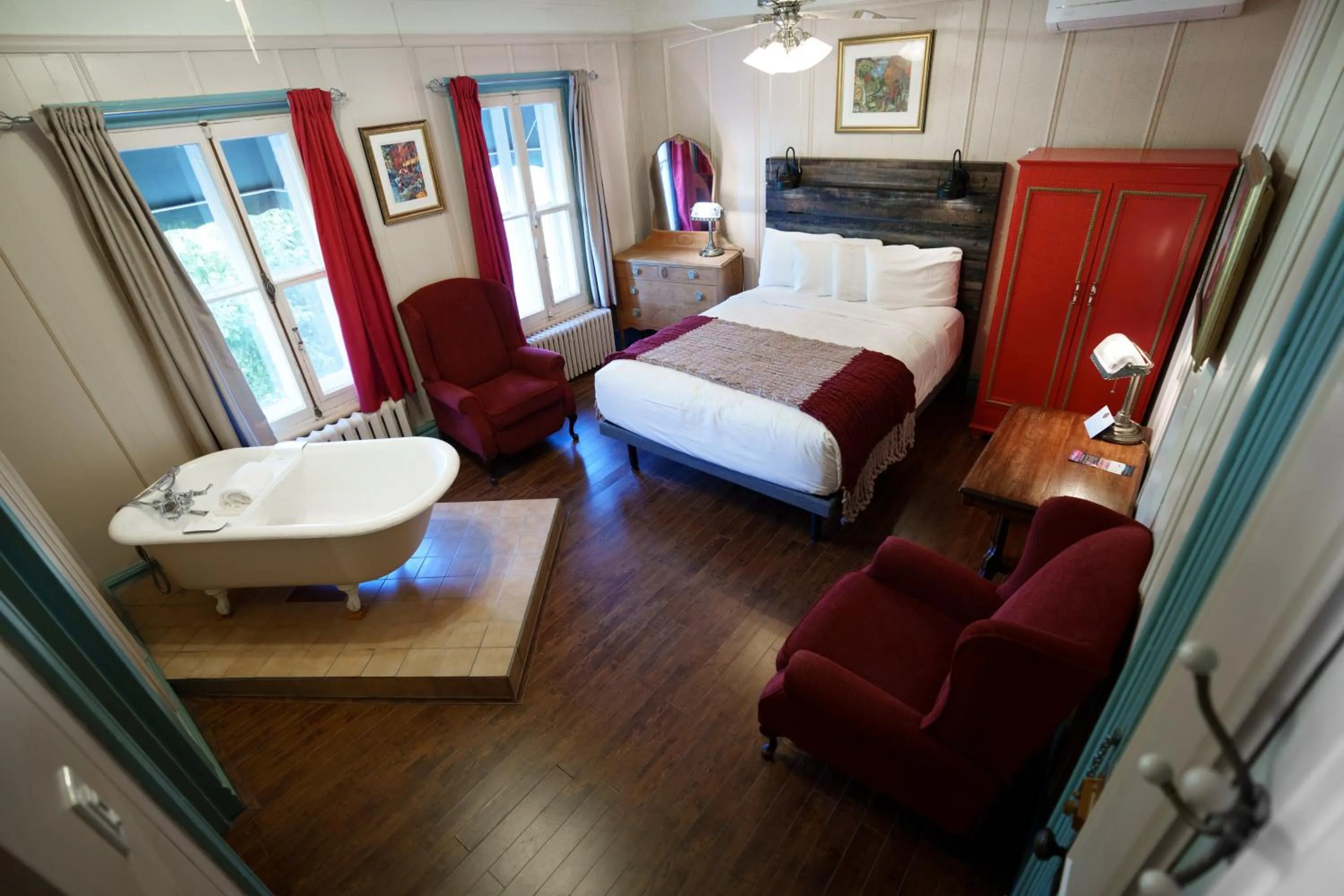 Photo of the whole room, Bed in Hôtel-La Grande Maison et Spa