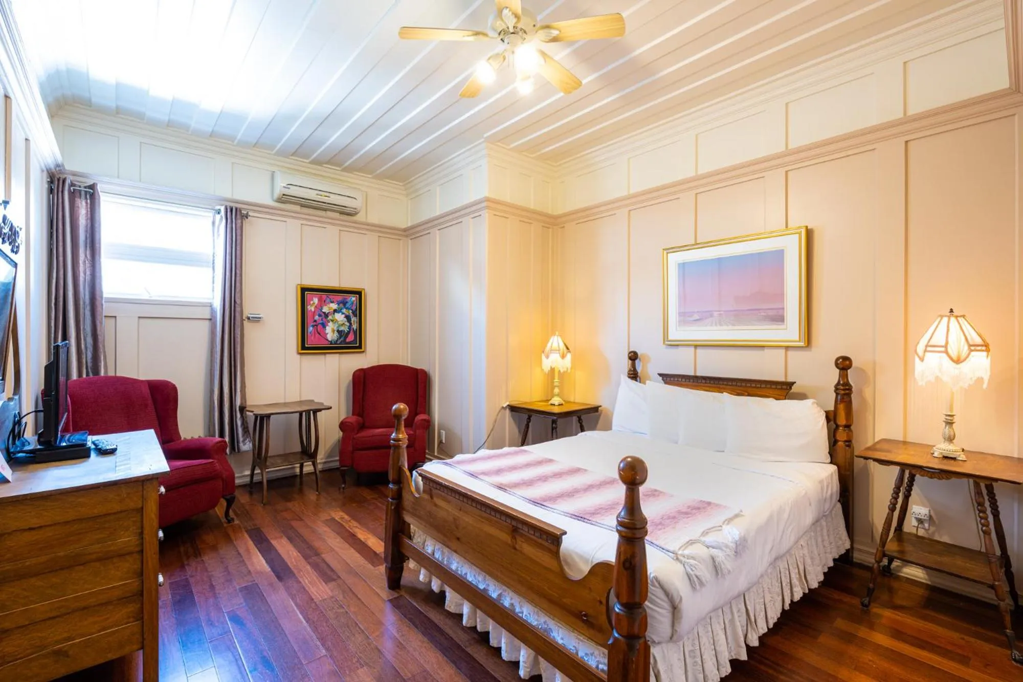 Bed in Hôtel-La Grande Maison et Spa