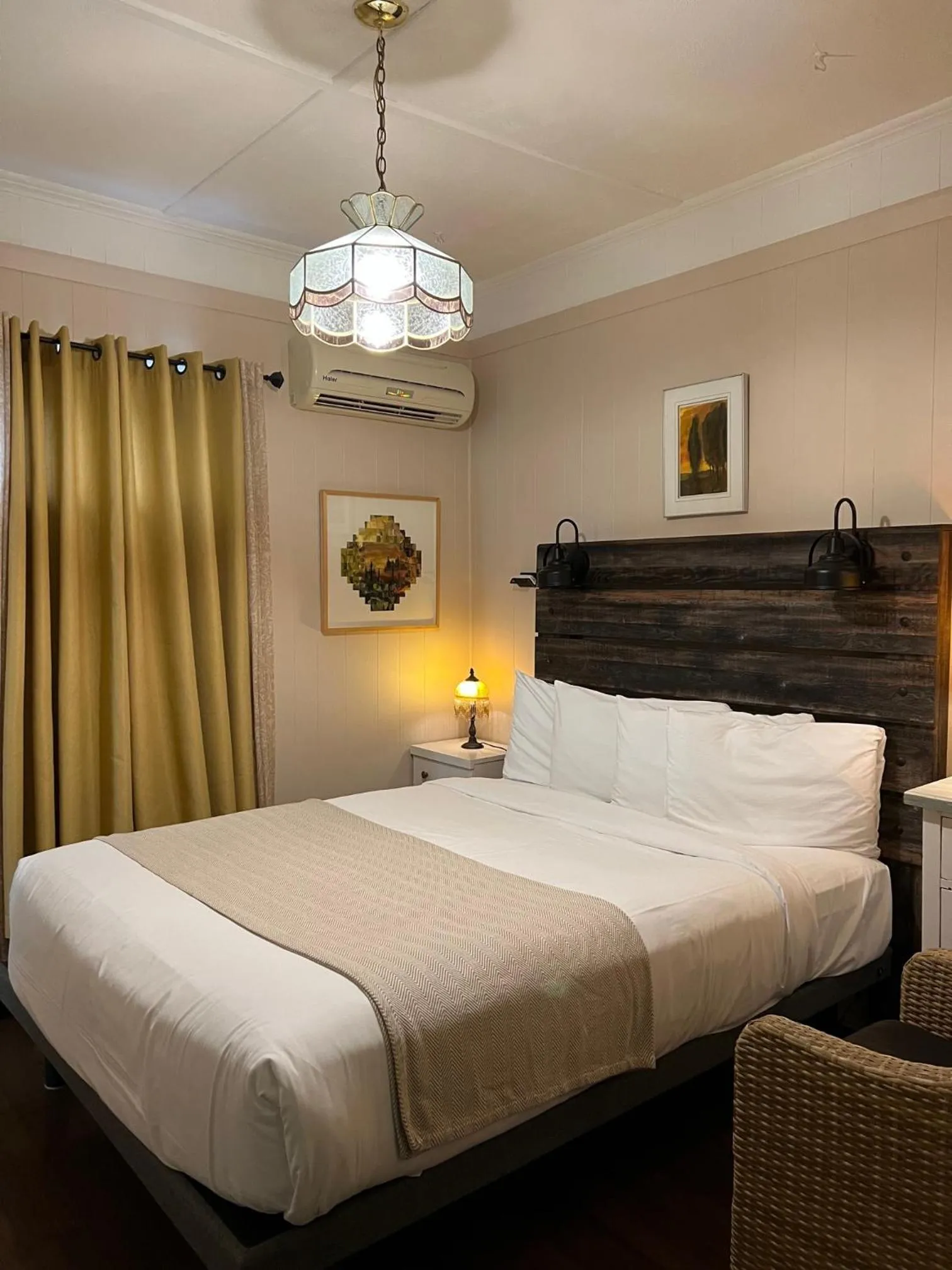 Bed in Hôtel-La Grande Maison et Spa