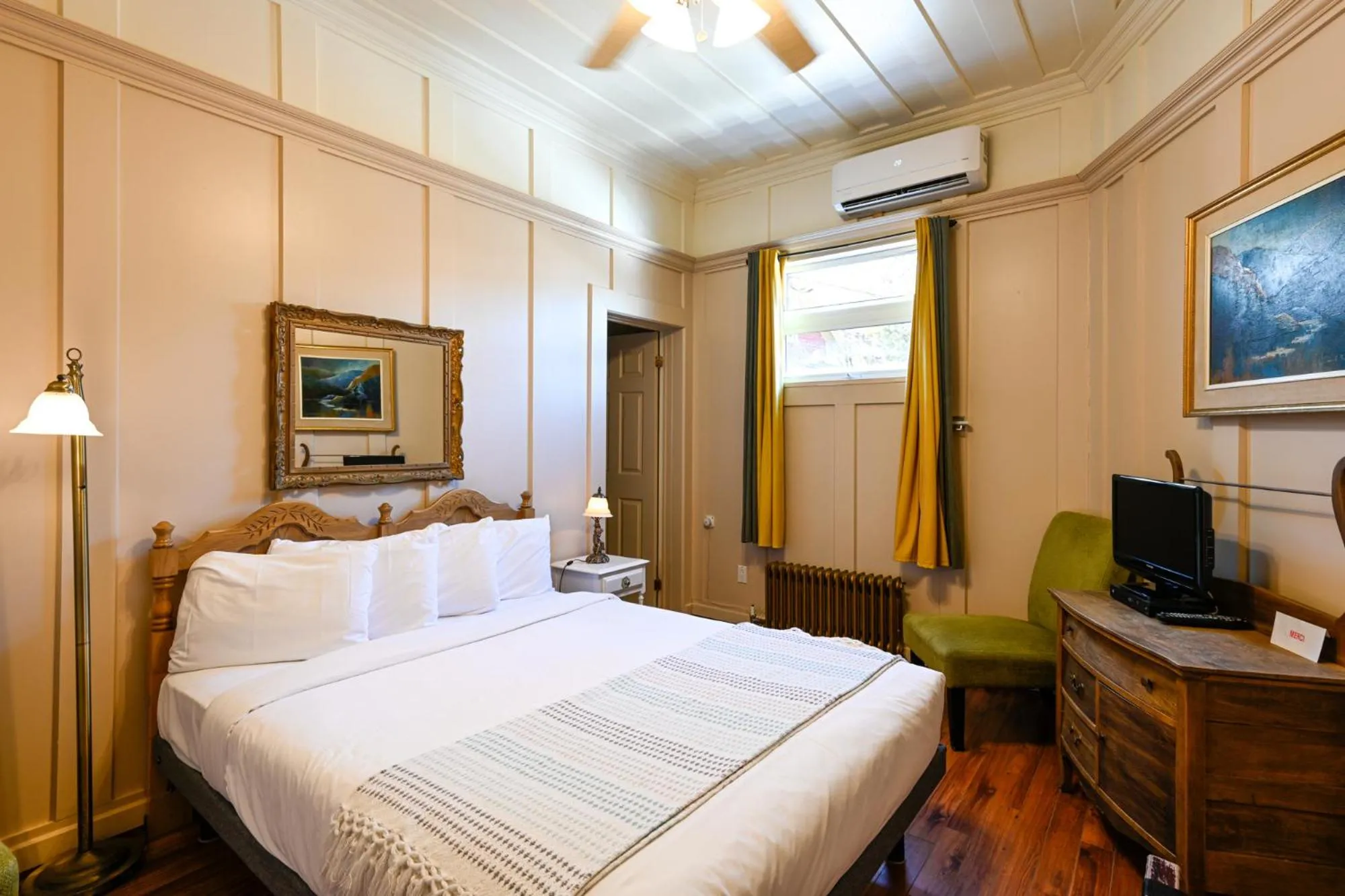 Bed in Hôtel-La Grande Maison et Spa