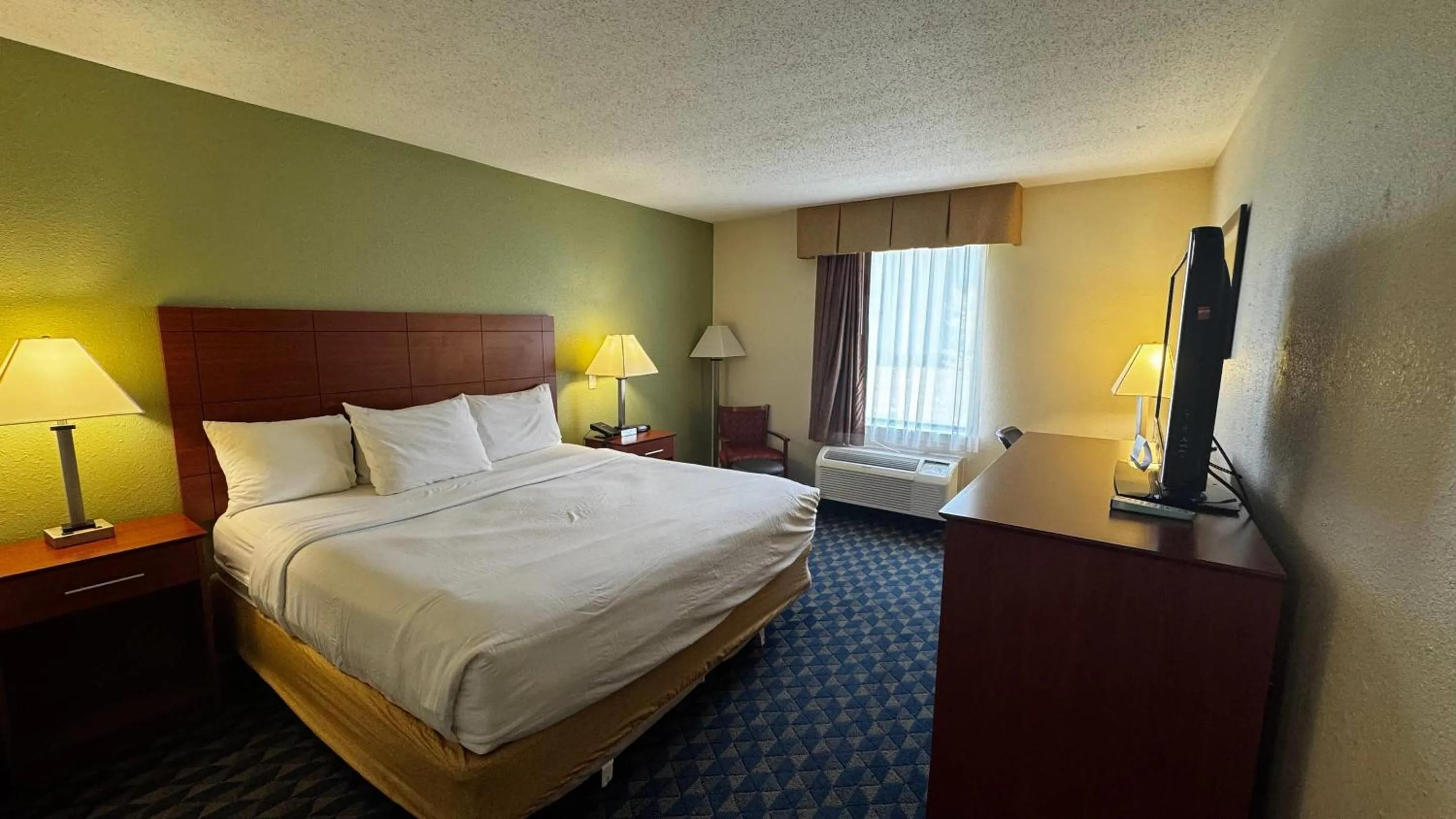 Bedroom, Bed in Deluxe Inn Wytheville