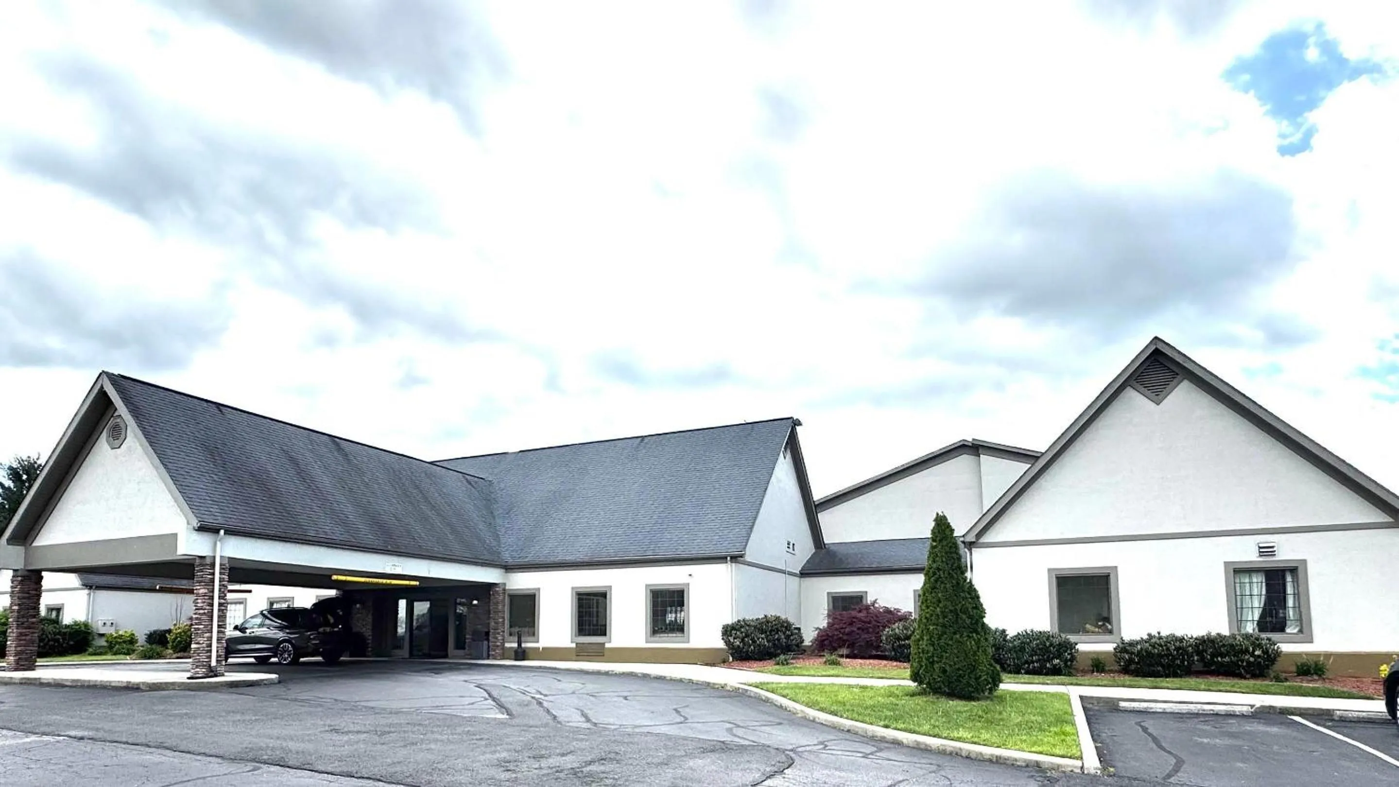 Property building in Deluxe Inn Wytheville