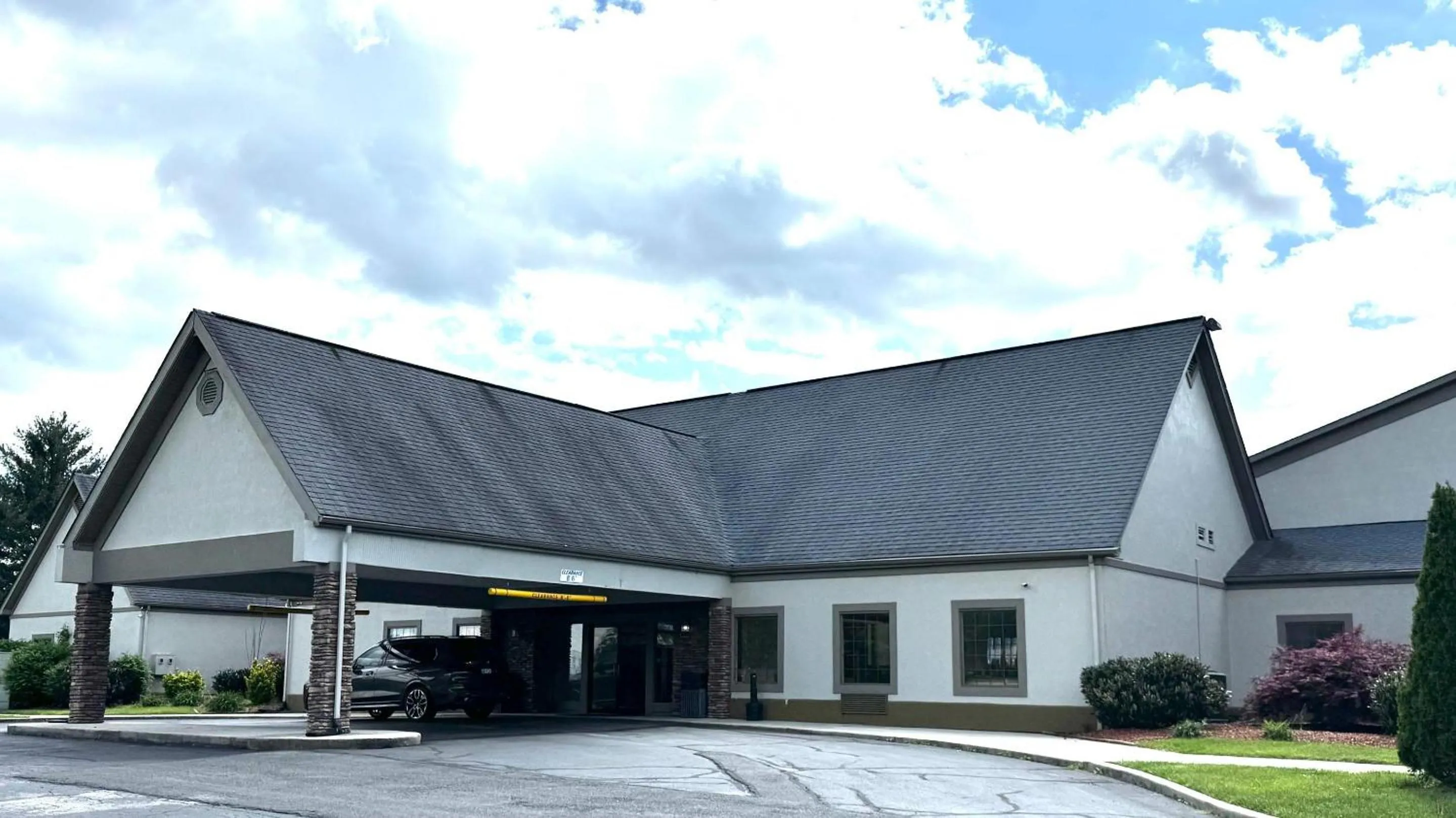 Property building in Deluxe Inn Wytheville