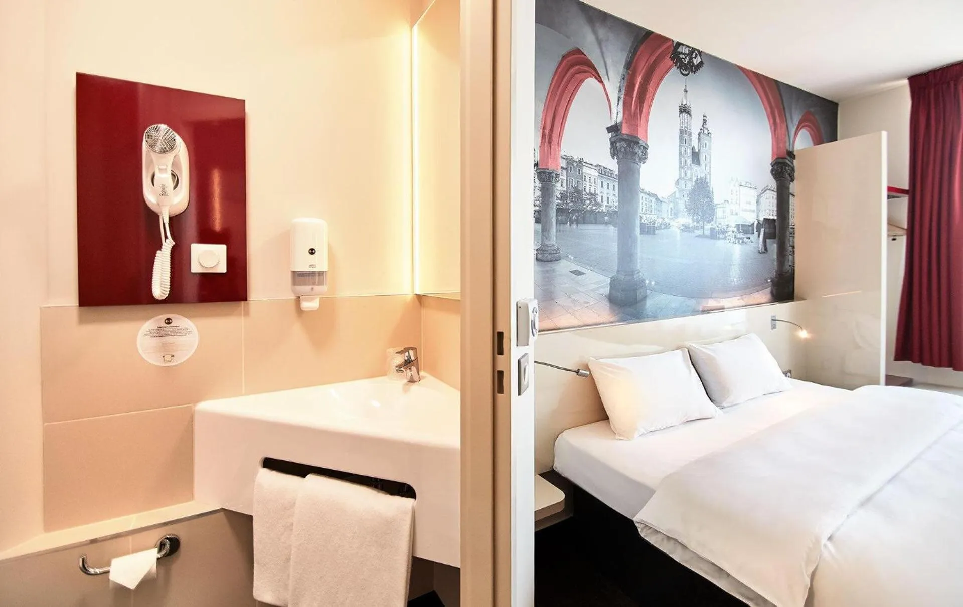 Bathroom, Bed in B&B HOTEL Krakow Centrum