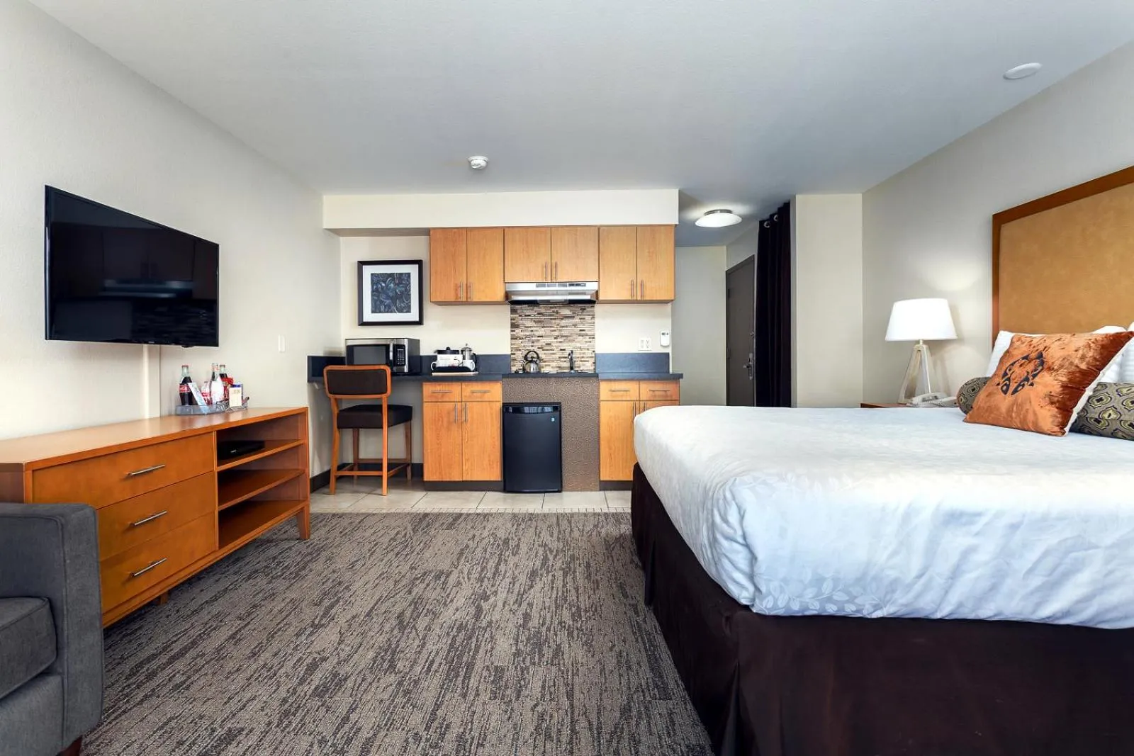 TV and multimedia, Bed in The Coho Oceanfront Lodge