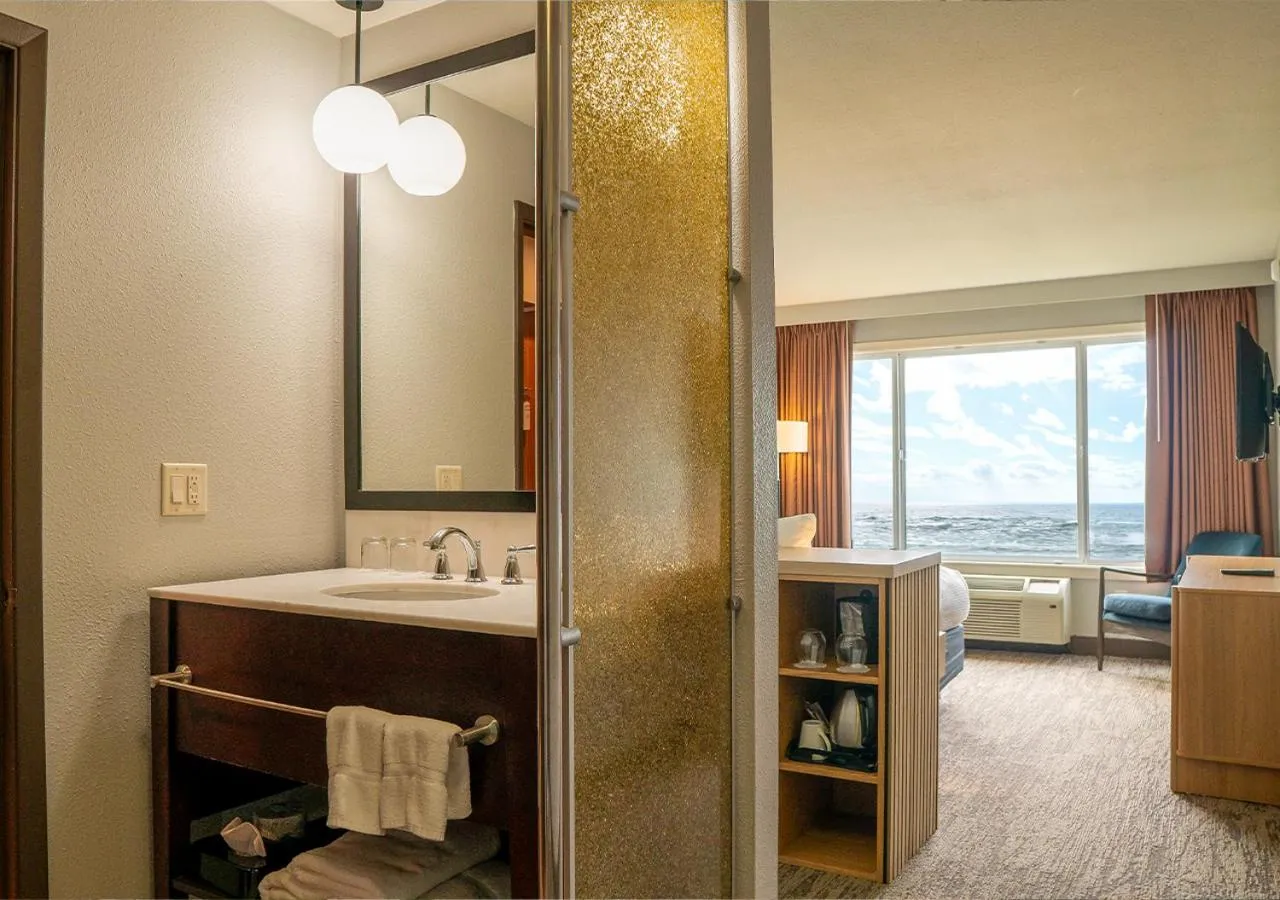 Bathroom, Bed in The Coho Oceanfront Lodge