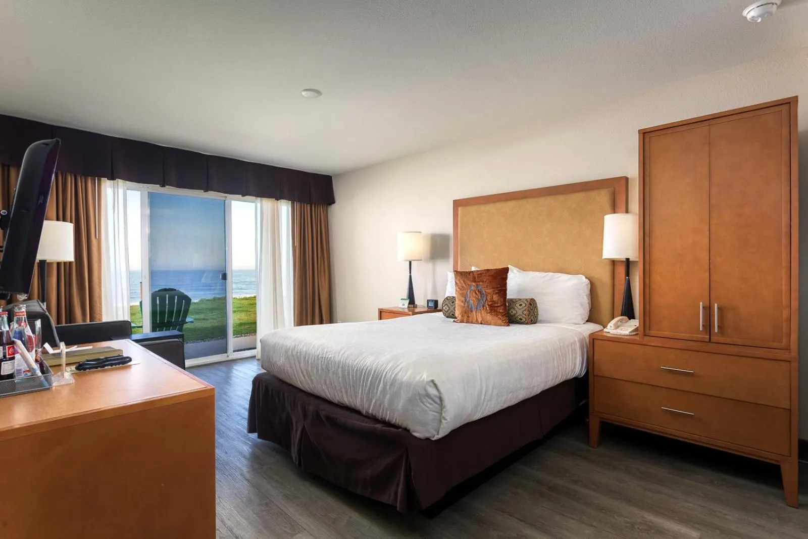 Photo of the whole room, Bed in The Coho Oceanfront Lodge