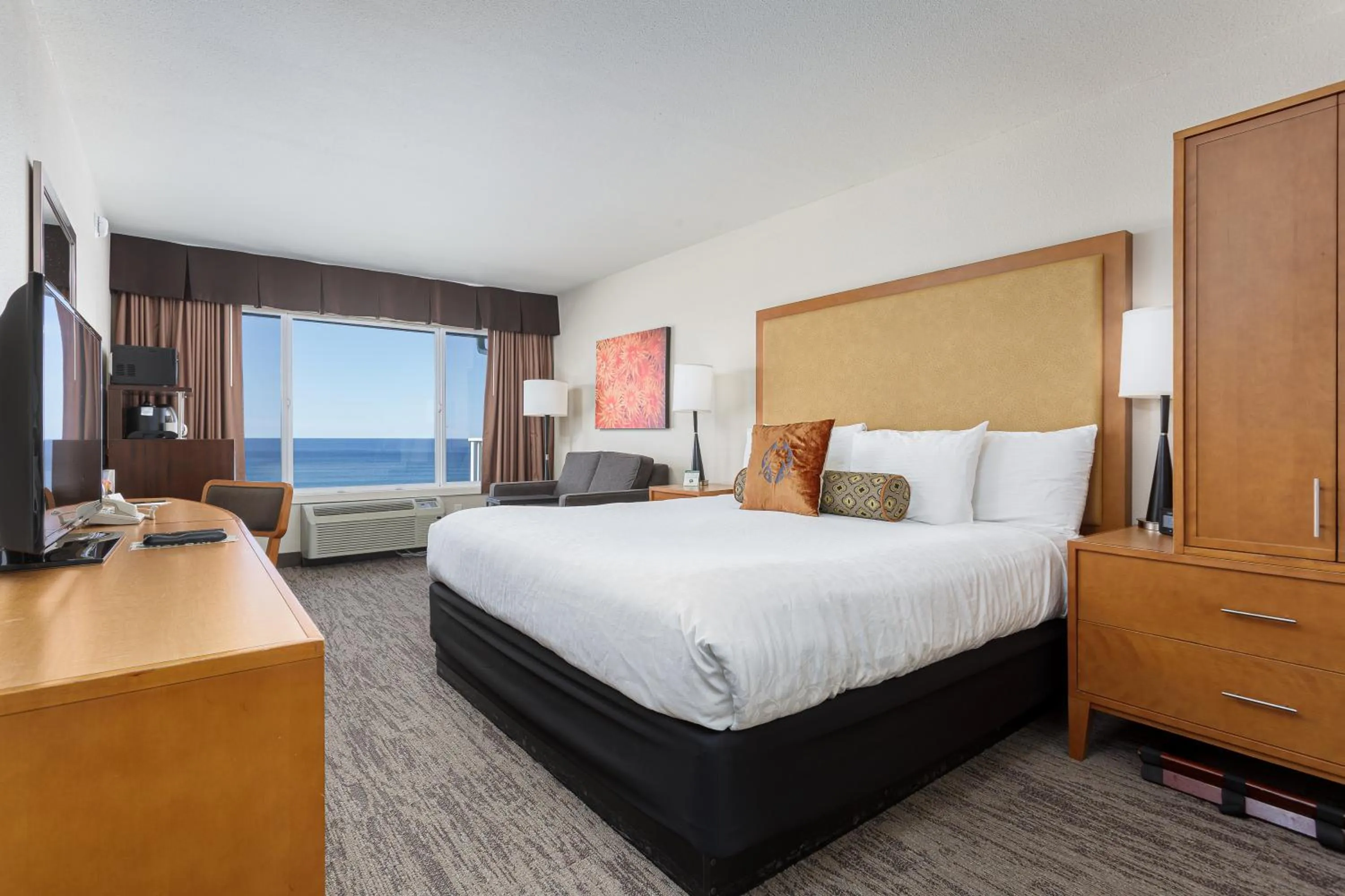 Photo of the whole room, Bed in The Coho Oceanfront Lodge