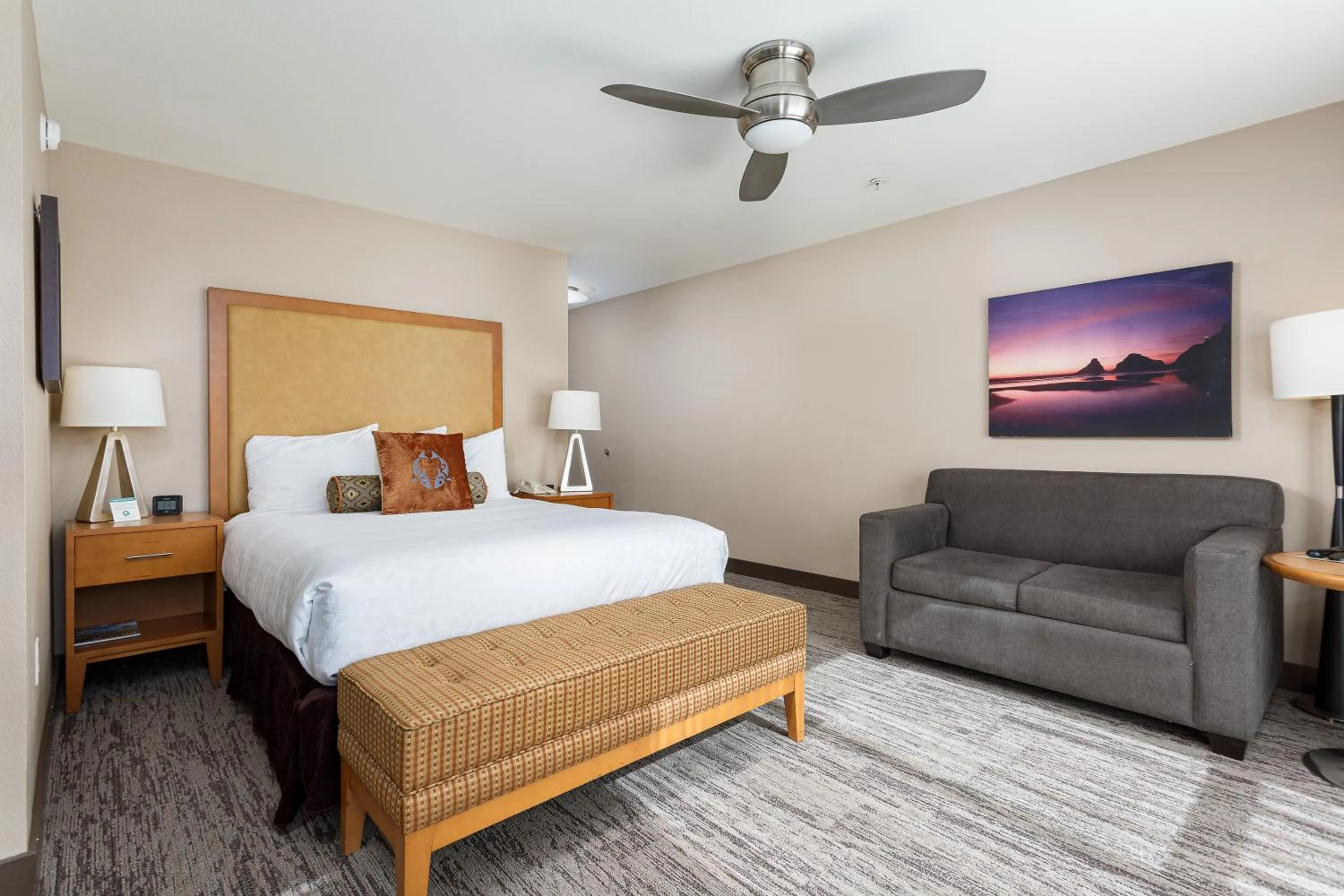 Photo of the whole room, Bed in The Coho Oceanfront Lodge