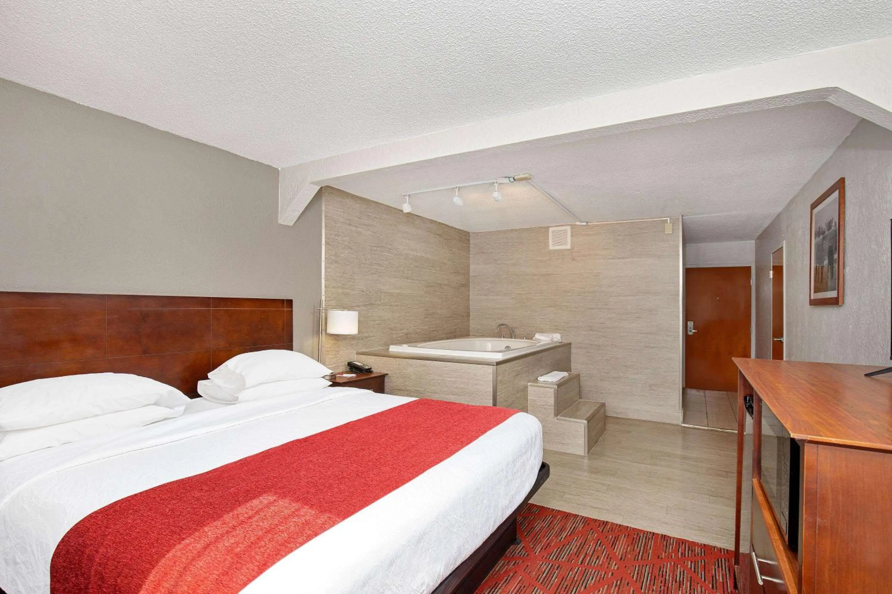 Hot Tub, Bed in Ramada by Wyndham Bowling Green