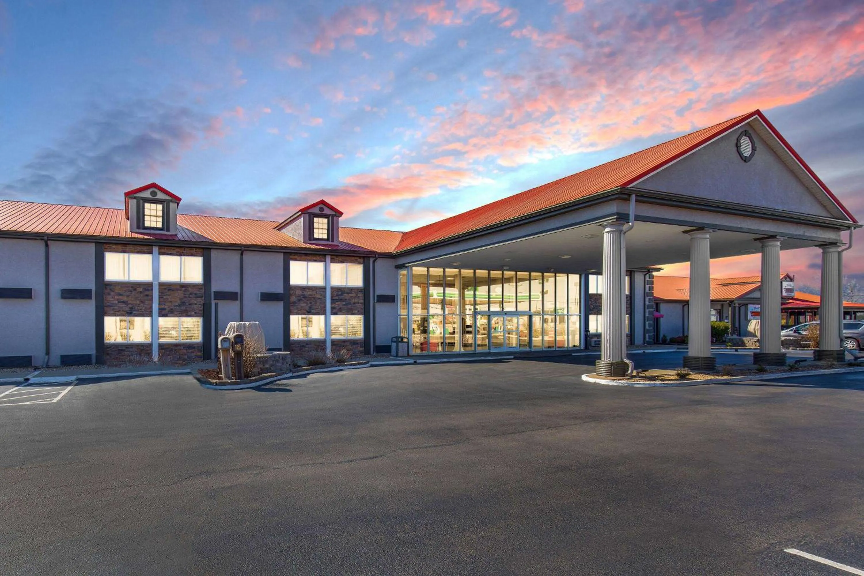 Property building in Ramada by Wyndham Bowling Green