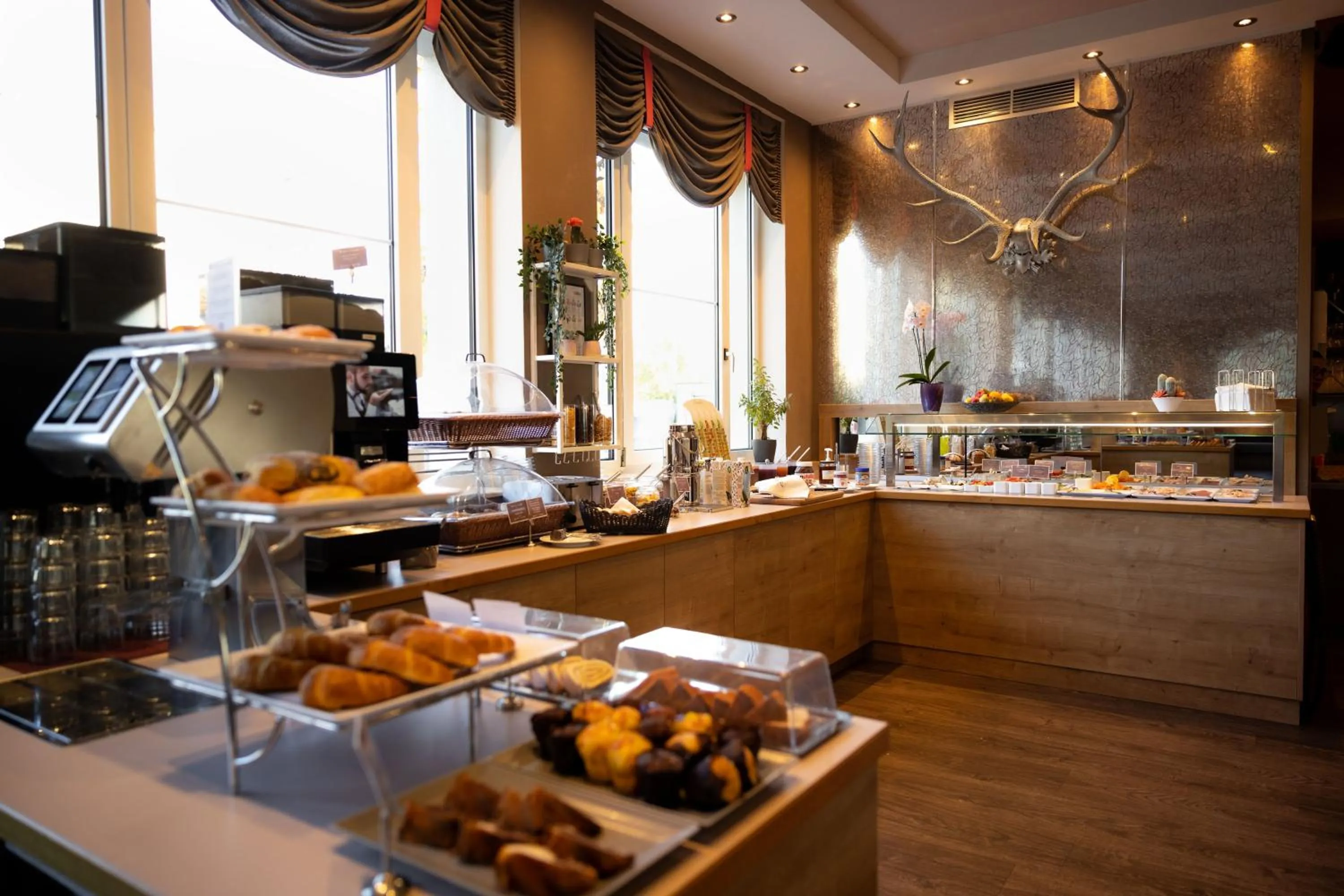 Restaurant/places to eat in HOTEL max70