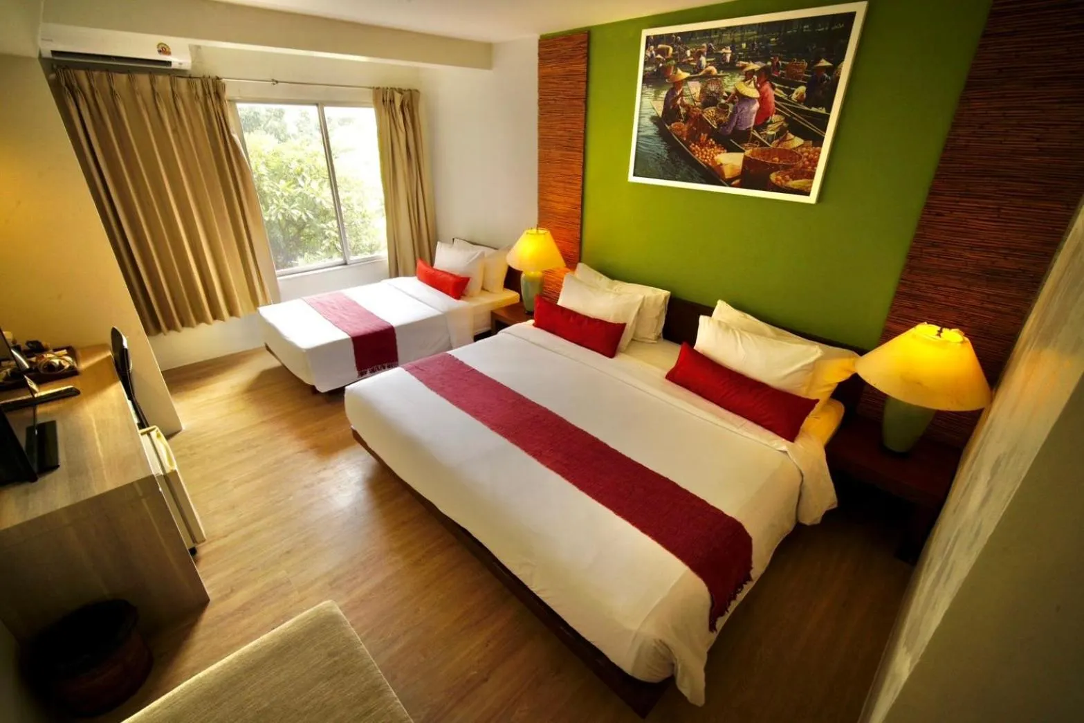 Photo of the whole room, Bed in Villa Cha-Cha Banglumphu