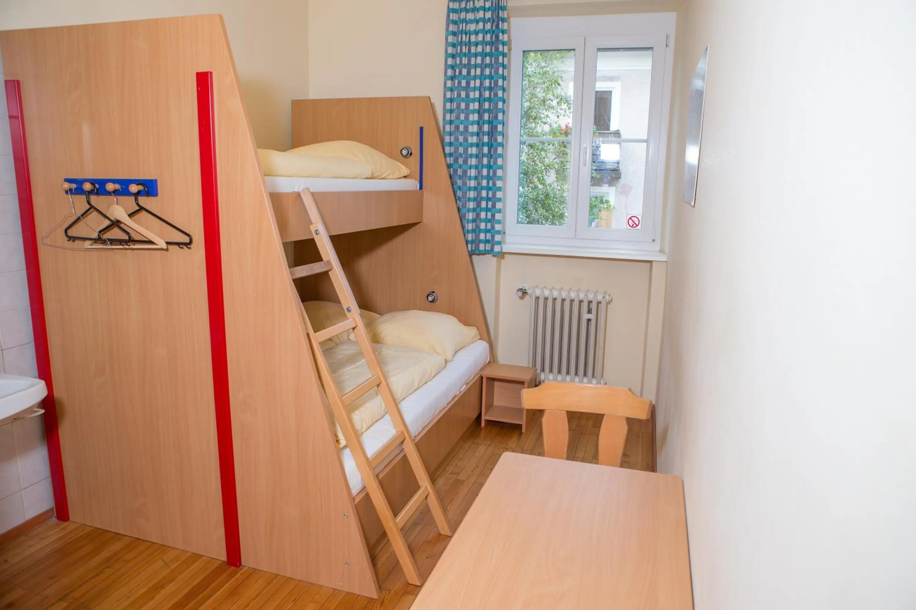 bunk bed, Bed in YoHo - International Youth Hostel