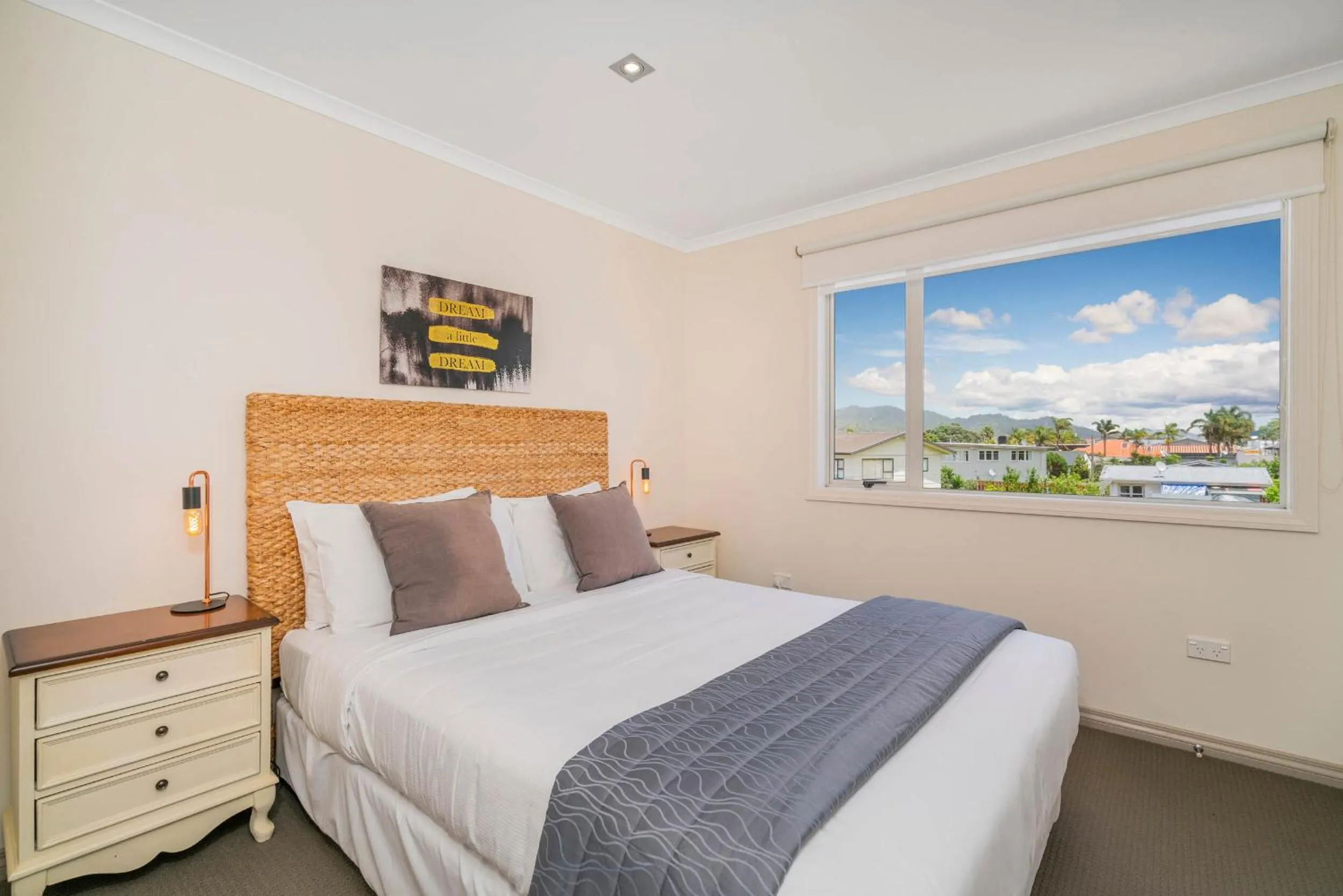 Bedroom, Bed in Crow's Nest Apartments