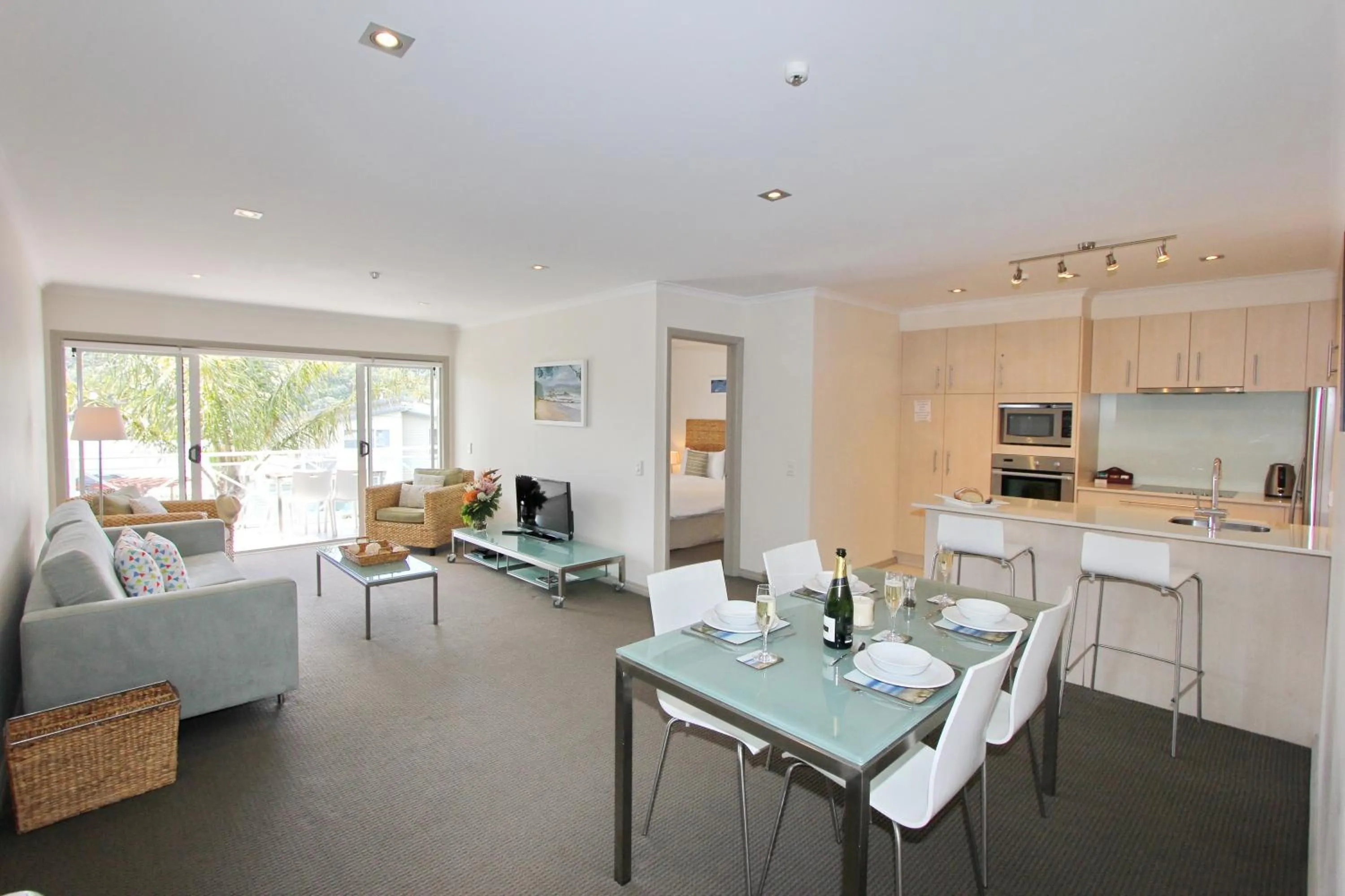 TV and multimedia in Crow's Nest Apartments