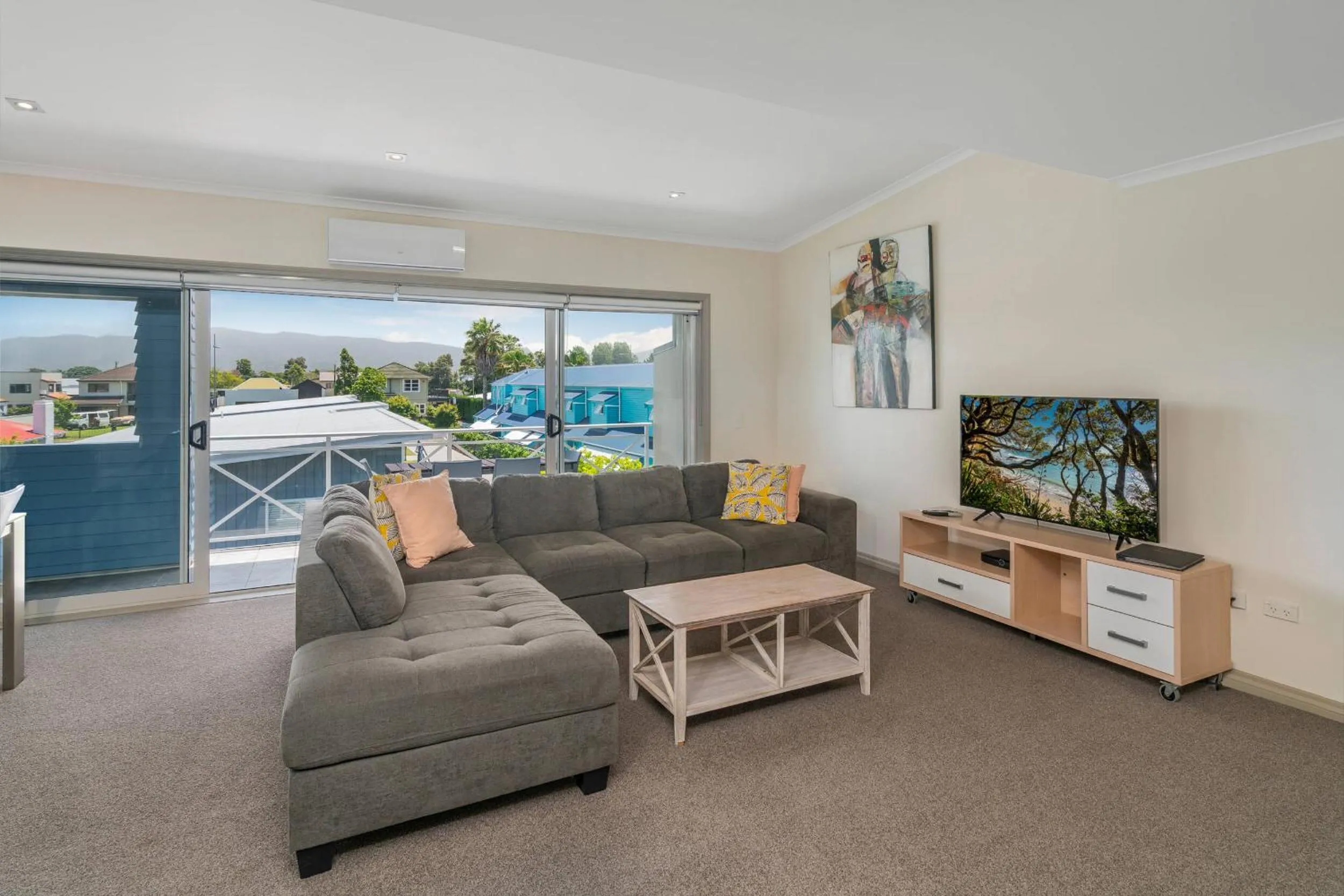 TV and multimedia in Crow's Nest Apartments