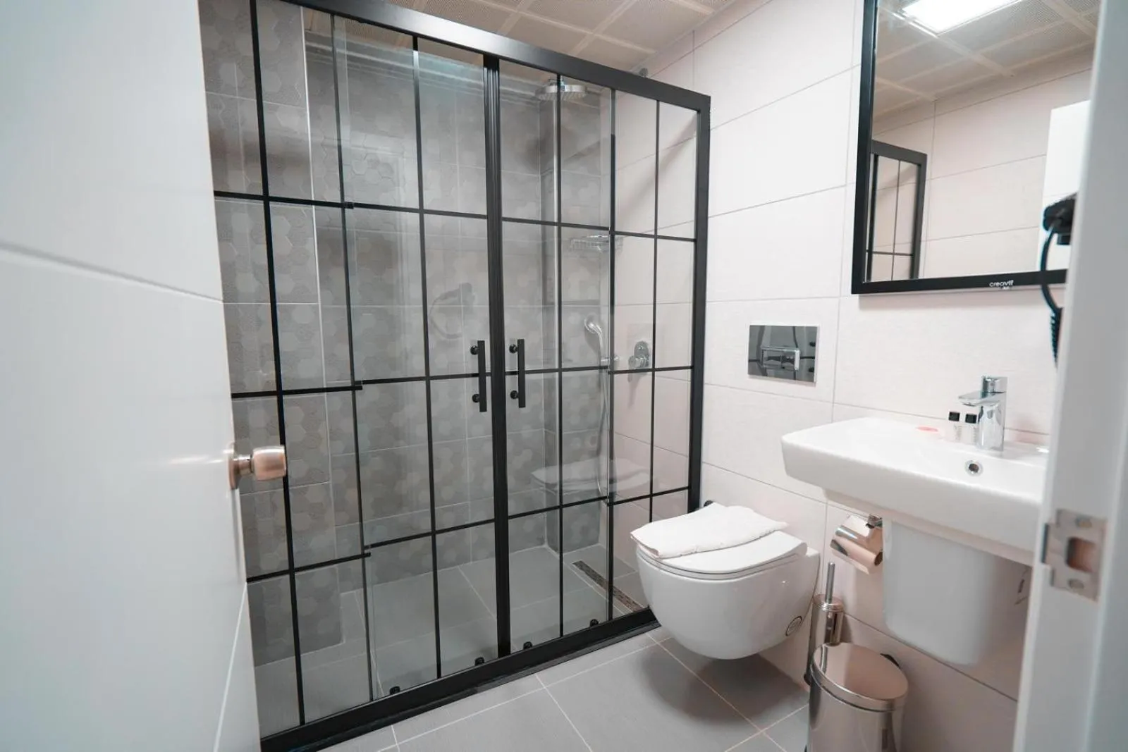 Shower in Hotel Amore