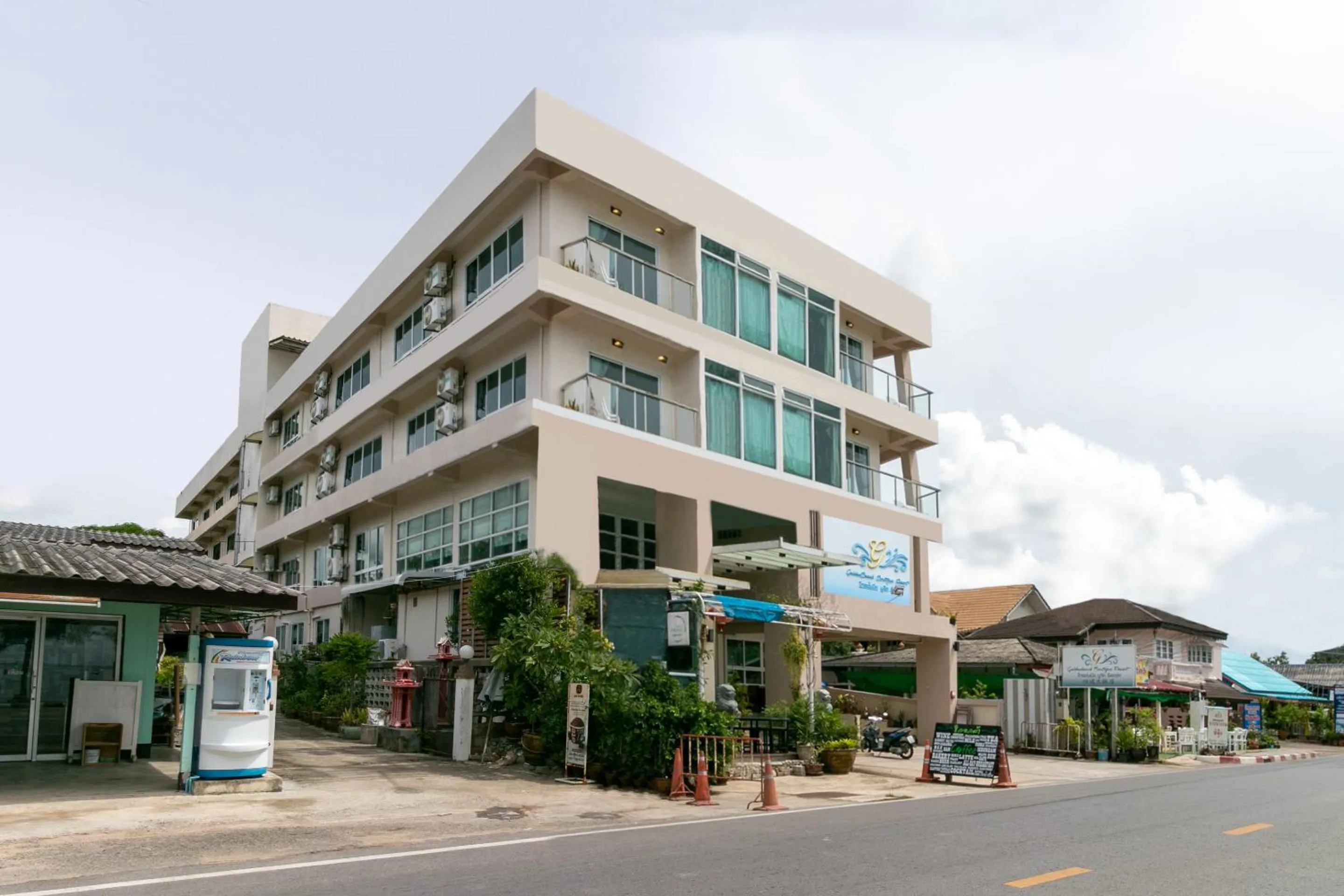 Property building in Golden Beach Boutique Resort