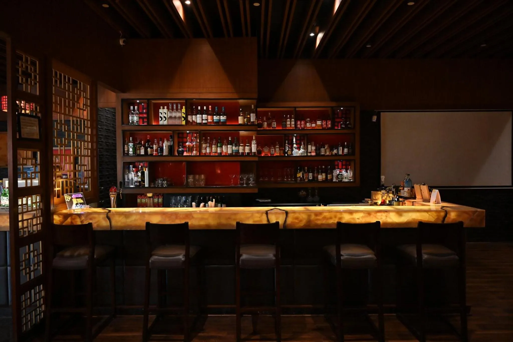 Lounge or bar in Holiday Inn New Delhi Mayur Vihar Noida by IHG