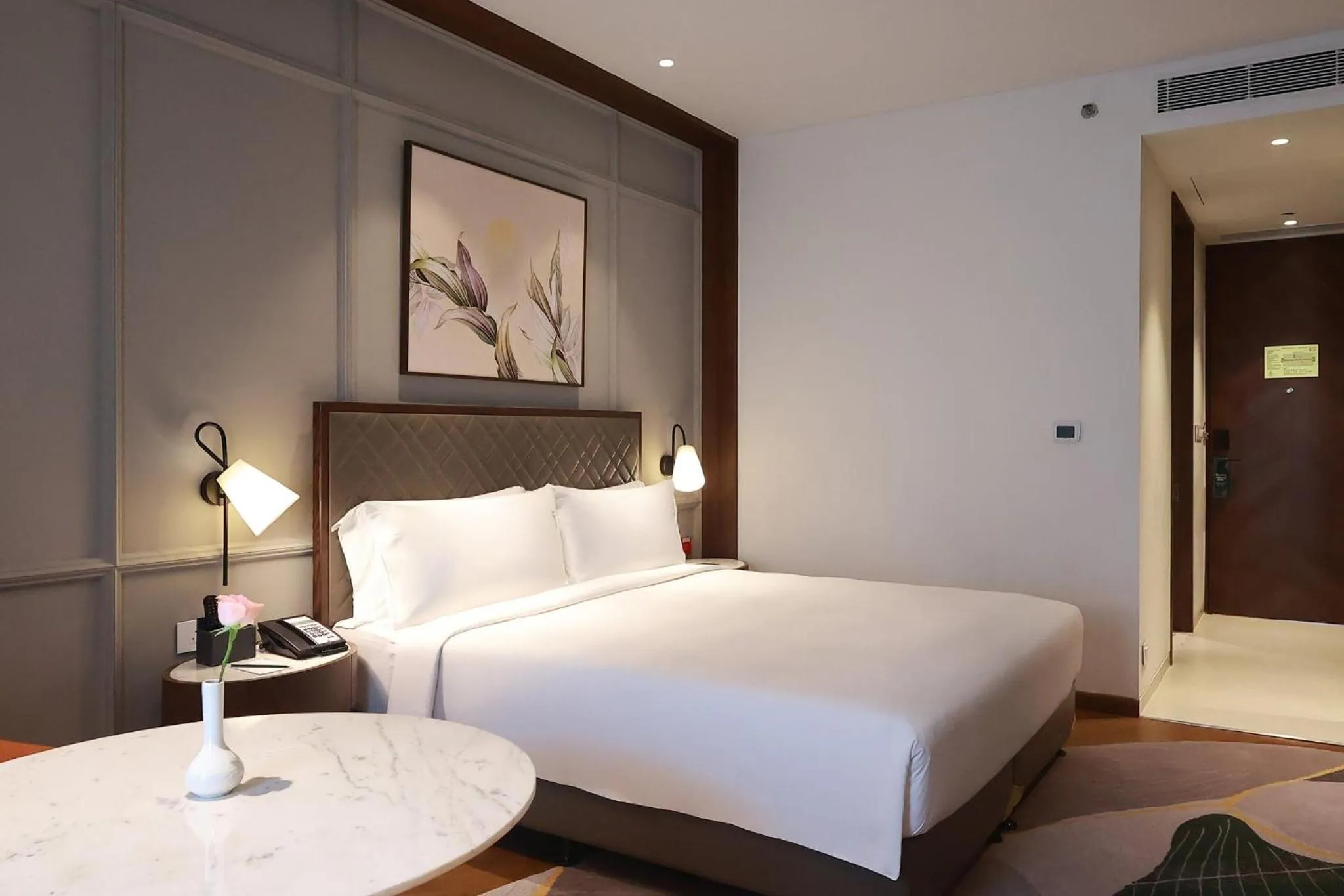 Photo of the whole room, Bed in Holiday Inn New Delhi Mayur Vihar Noida by IHG