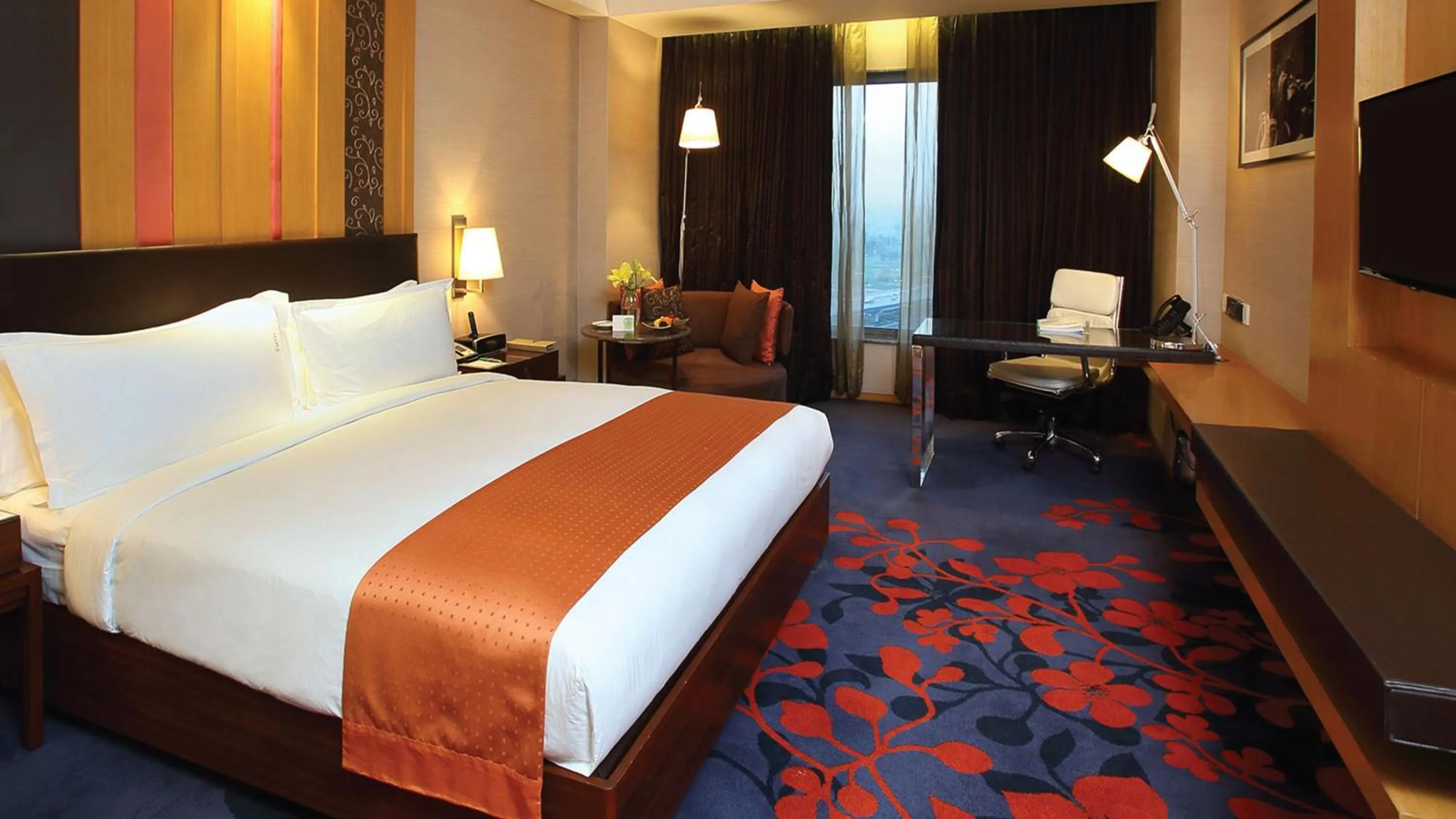 Photo of the whole room, Bed in Holiday Inn New Delhi Mayur Vihar Noida by IHG