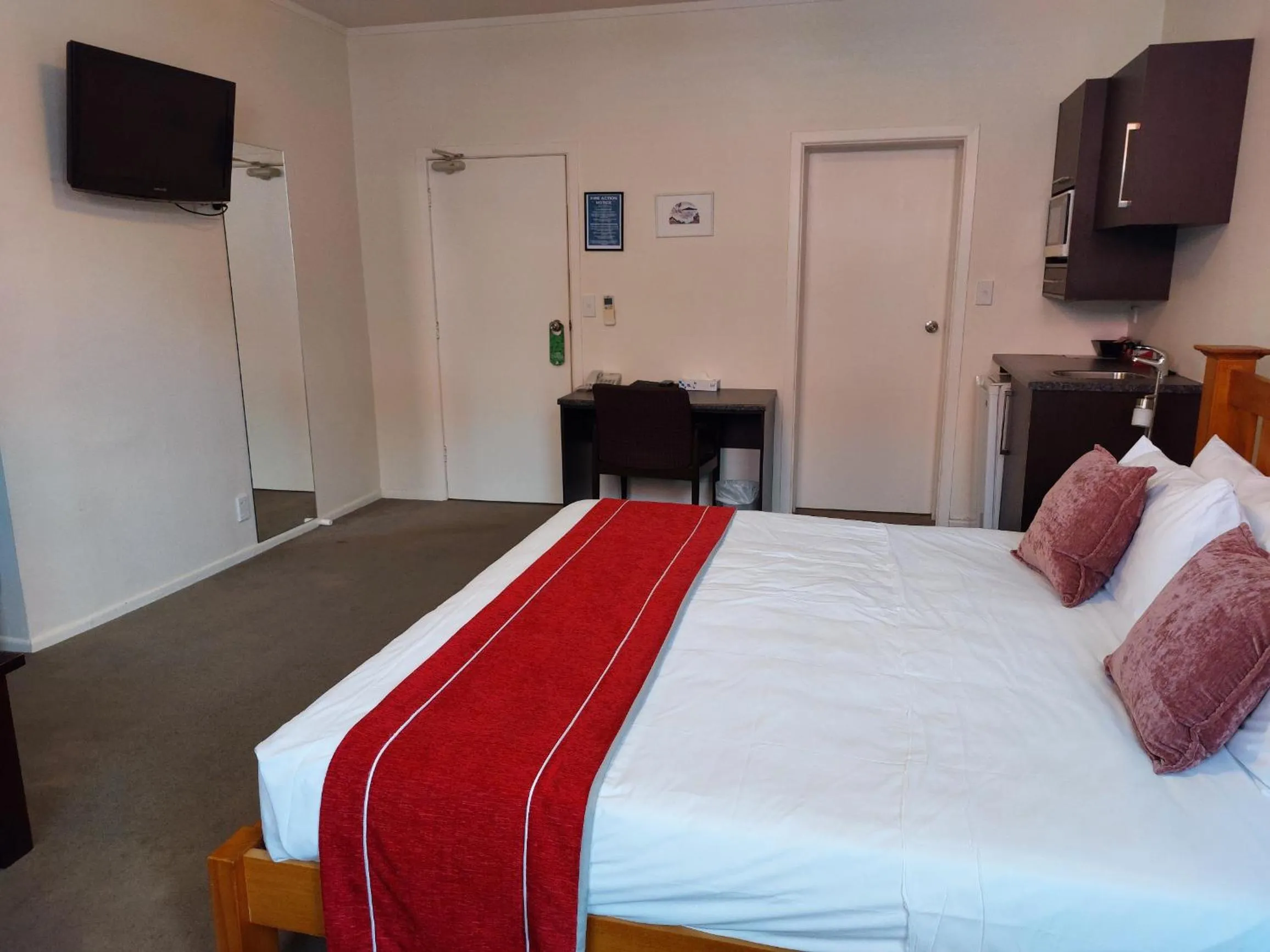 Bed in At Eden Park Motel