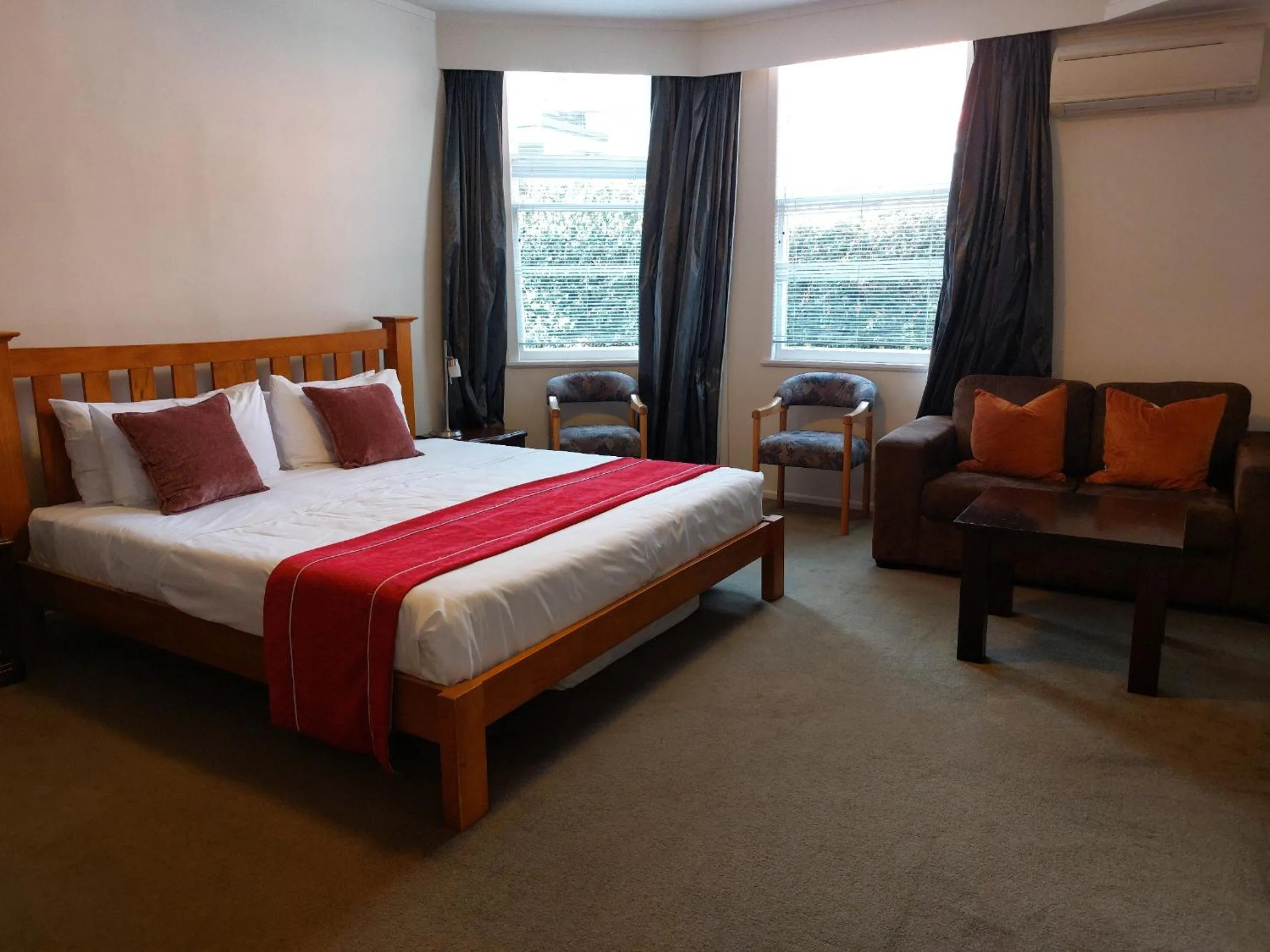 Bed in At Eden Park Motel