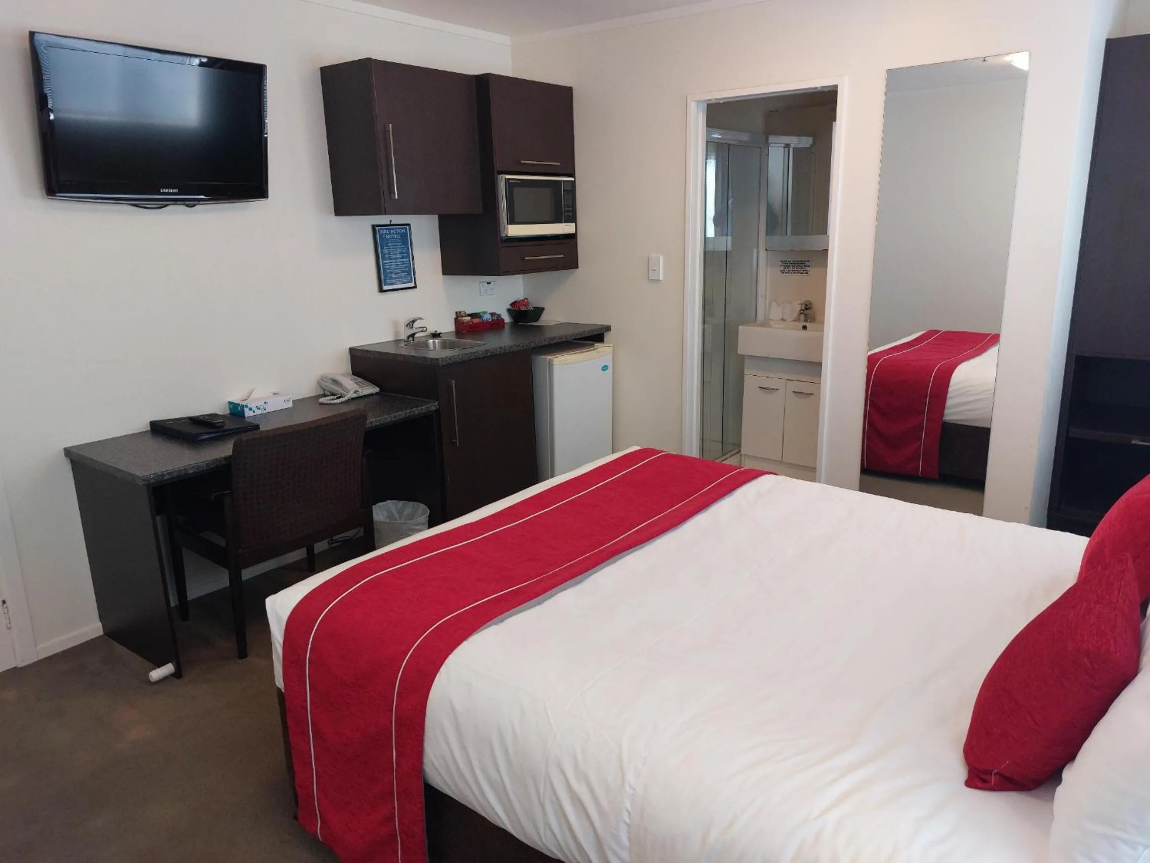 Bed in At Eden Park Motel